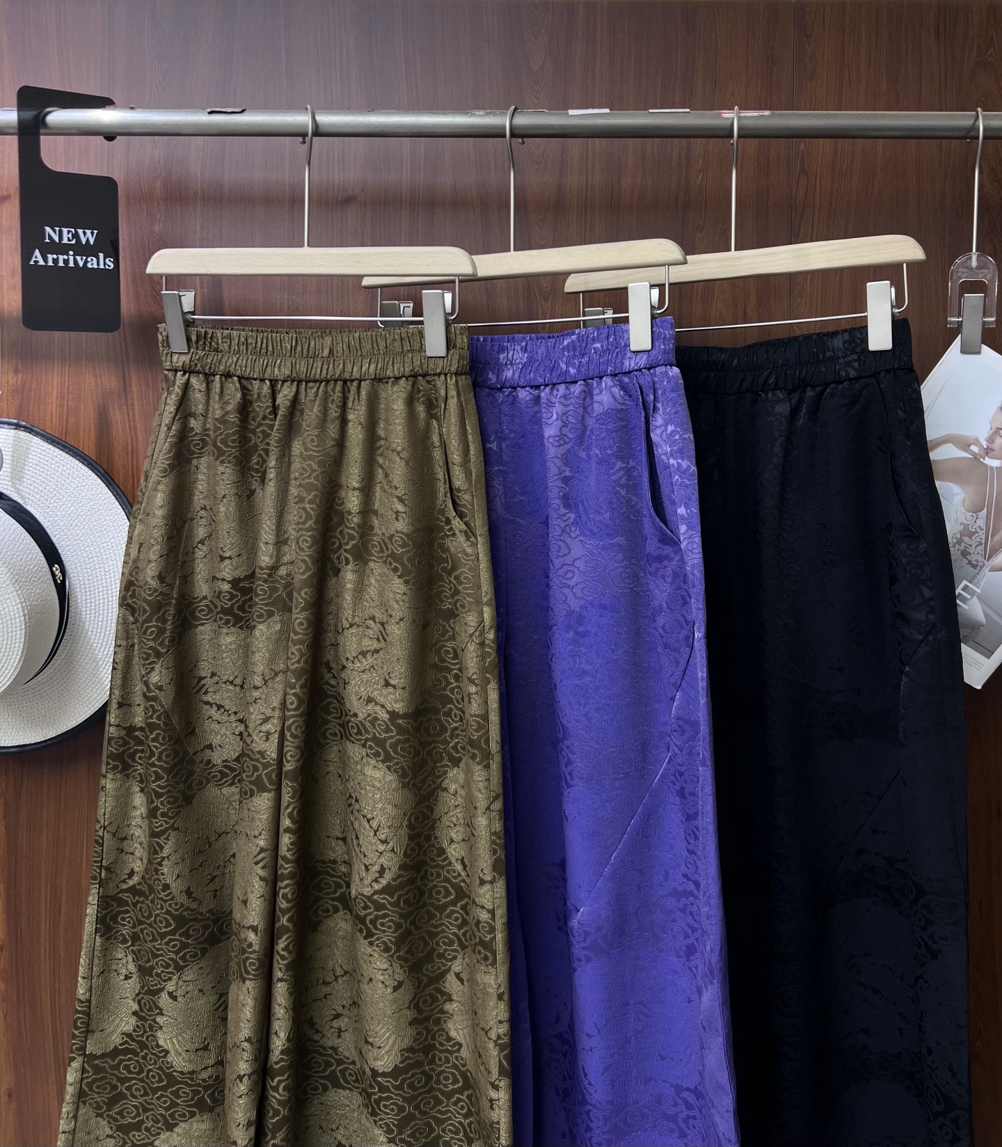 Title: High-Quality Women’s Suit with Medium-Sized Broad-Legged Shorts – Description of Features and Benefits Summary: New high-end women’s suit with medium-sized broad-legged shorts, offering - 图片 7