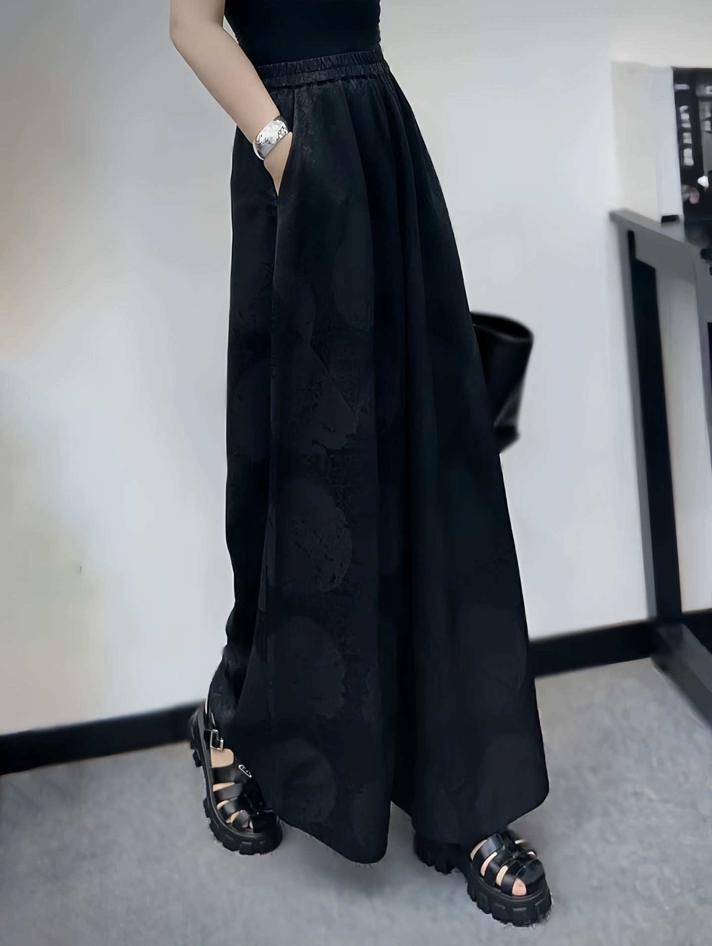 Title: High-Quality Women’s Suit with Medium-Sized Broad-Legged Shorts – Description of Features and Benefits Summary: New high-end women’s suit with medium-sized broad-legged shorts, offering - 图片 2