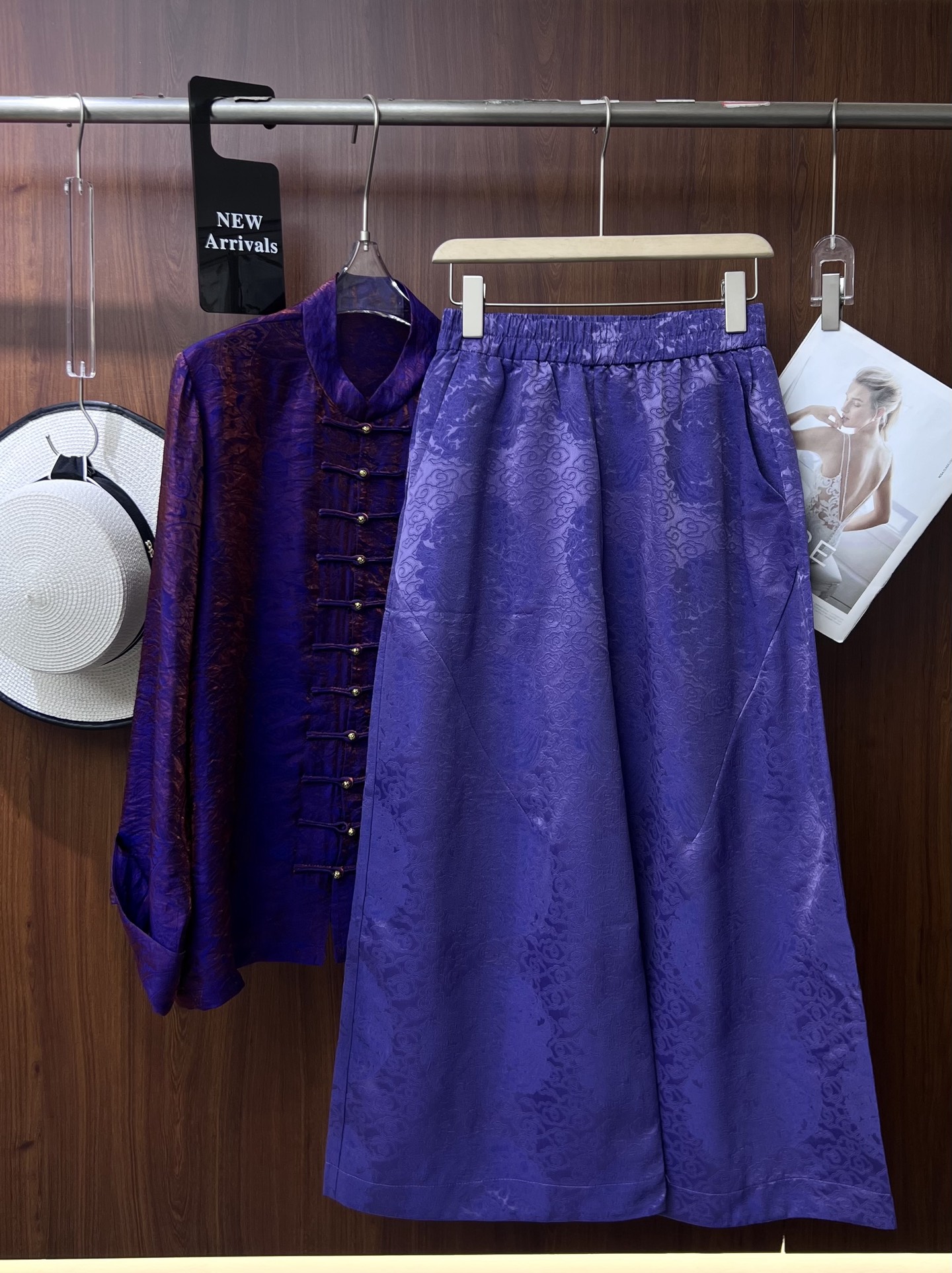 Title: High-Quality Women’s Suit with Medium-Sized Broad-Legged Shorts – Description of Features and Benefits Summary: New high-end women’s suit with medium-sized broad-legged shorts, offering - 图片 9