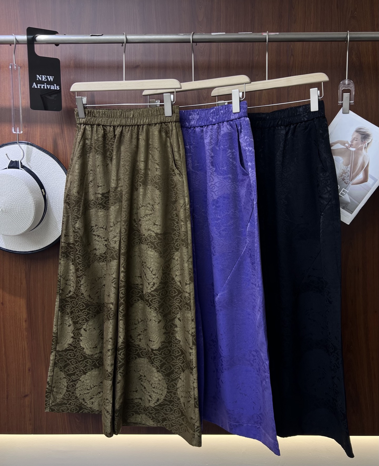 Title: High-Quality Women’s Suit with Medium-Sized Broad-Legged Shorts – Description of Features and Benefits Summary: New high-end women’s suit with medium-sized broad-legged shorts, offering - 图片 6