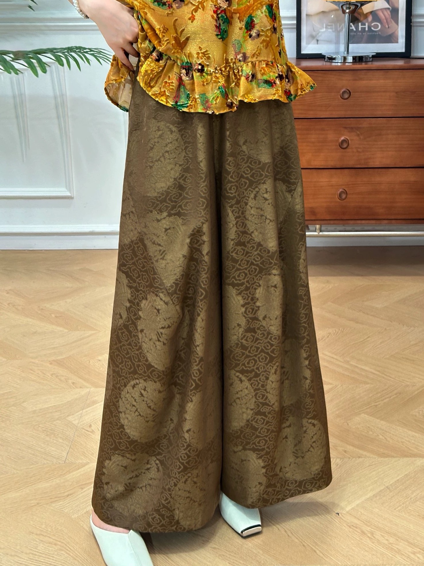 Title: High-Quality Women’s Suit with Medium-Sized Broad-Legged Shorts – Description of Features and Benefits Summary: New high-end women’s suit with medium-sized broad-legged shorts, offering - 图片 5