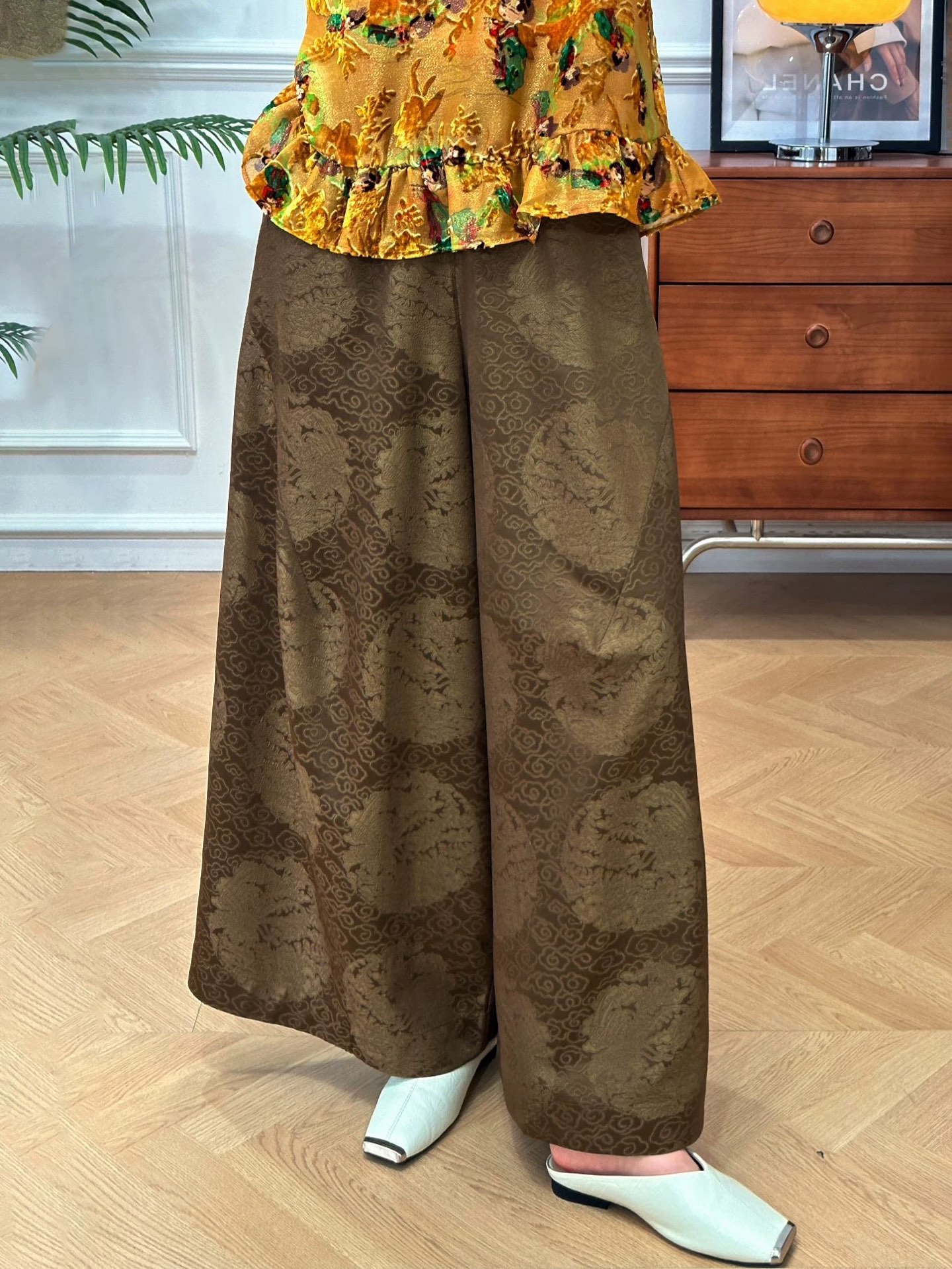 Title: High-Quality Women’s Suit with Medium-Sized Broad-Legged Shorts – Description of Features and Benefits Summary: New high-end women’s suit with medium-sized broad-legged shorts, offering - 图片 4