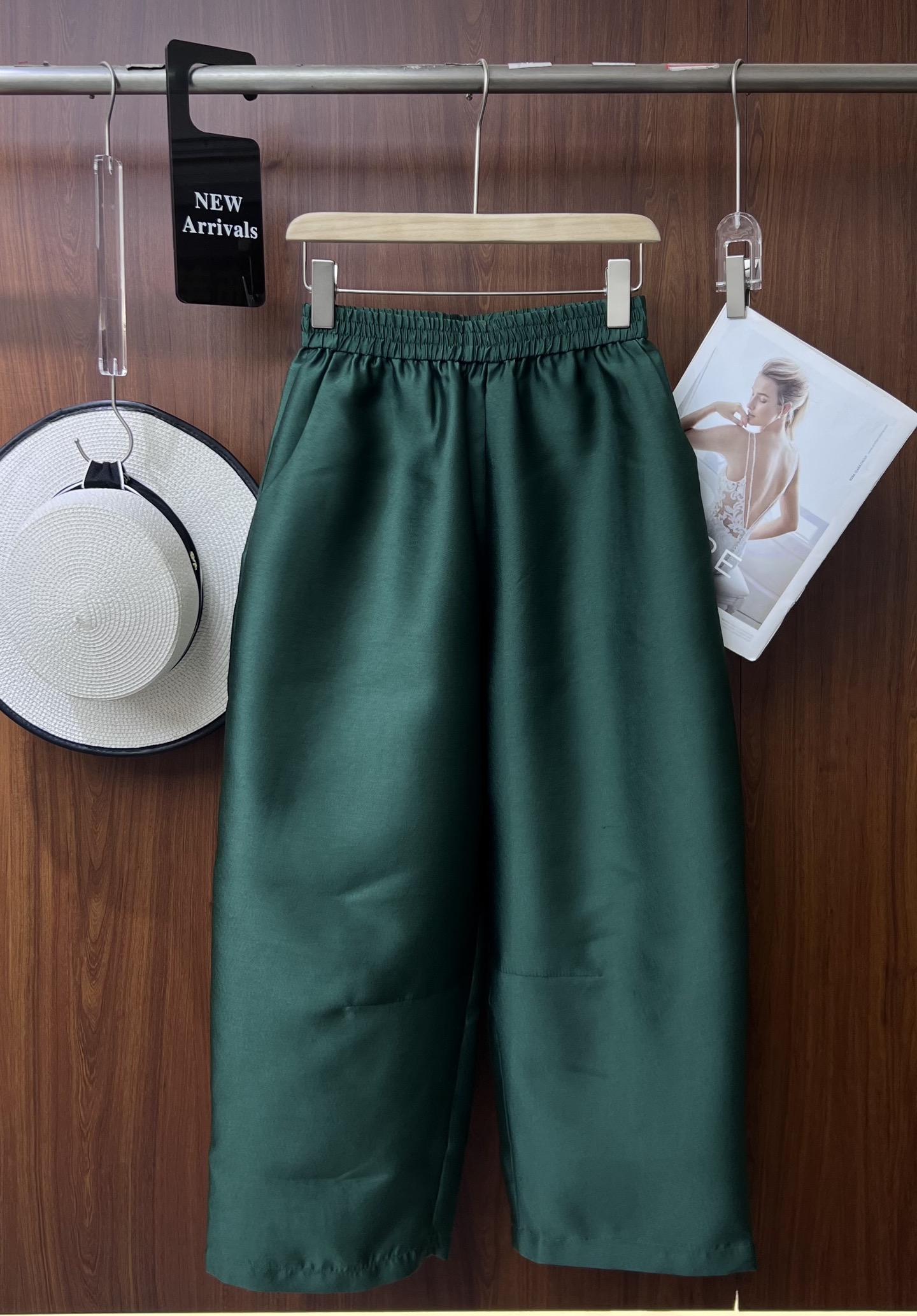 “High-Quality Women’s Suit with Tweezer Shorts and Velvet Accents for a Stylish Look” - 图片 9