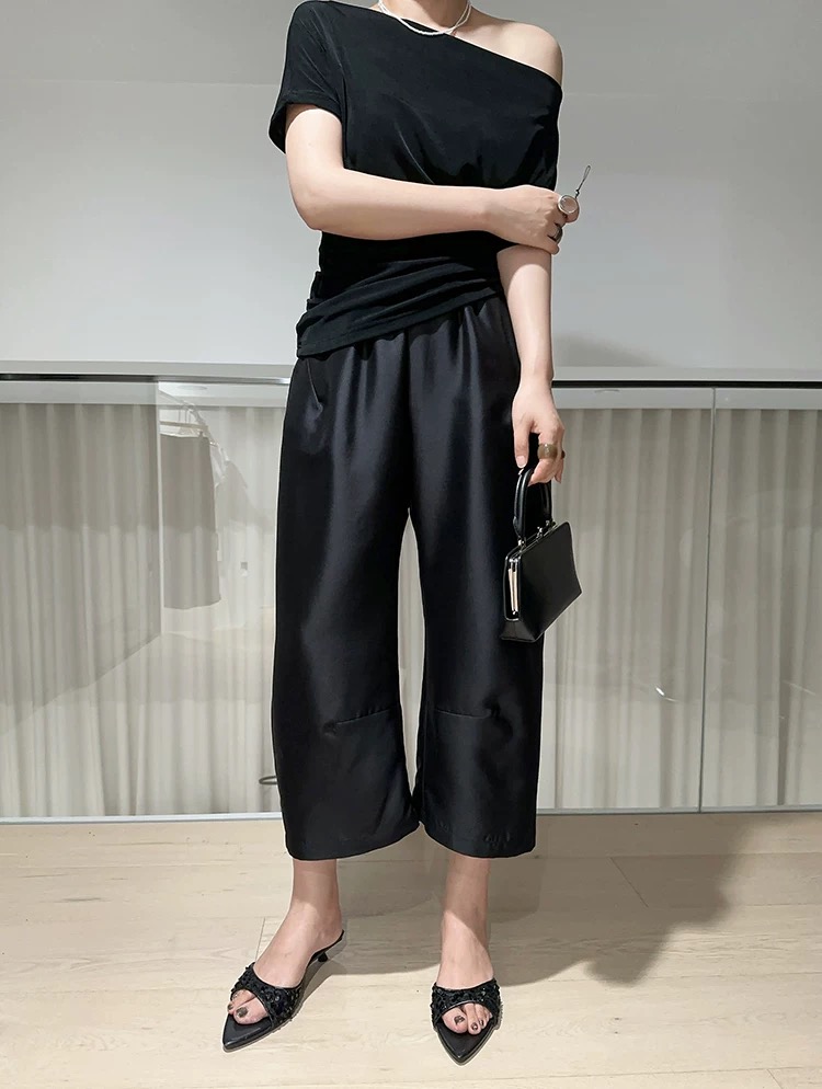 “High-Quality Women’s Suit with Tweezer Shorts and Velvet Accents for a Stylish Look” - 图片 5