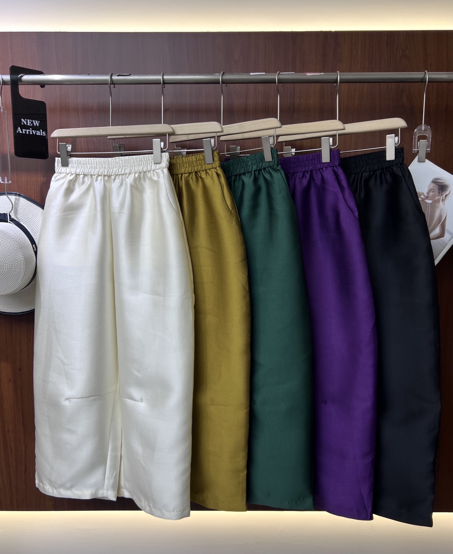 “High-Quality Women’s Suit with Tweezer Shorts and Velvet Accents for a Stylish Look” - 图片 8