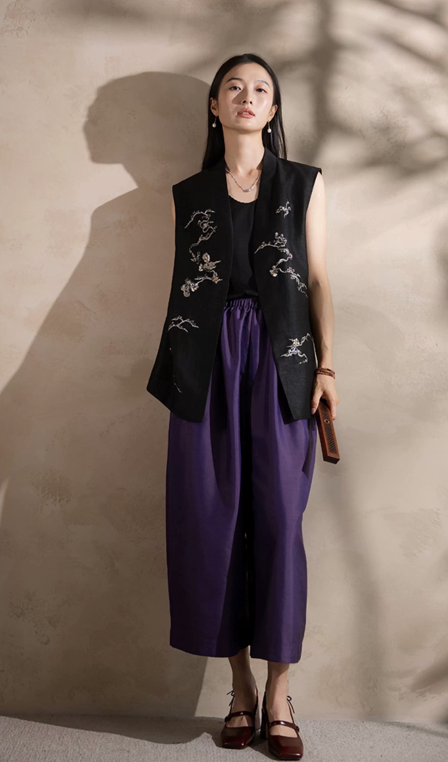 “High-Quality Women’s Suit with Tweezer Shorts and Velvet Accents for a Stylish Look” - 图片 3