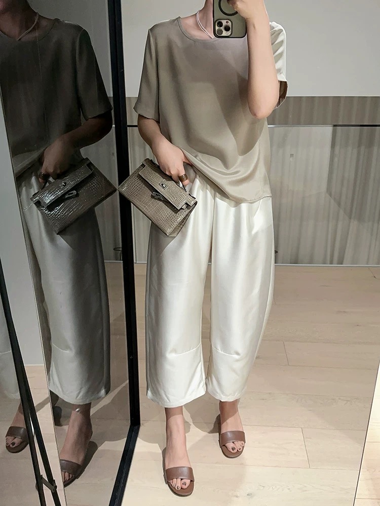 “High-Quality Women’s Suit with Tweezer Shorts and Velvet Accents for a Stylish Look” - 图片 4