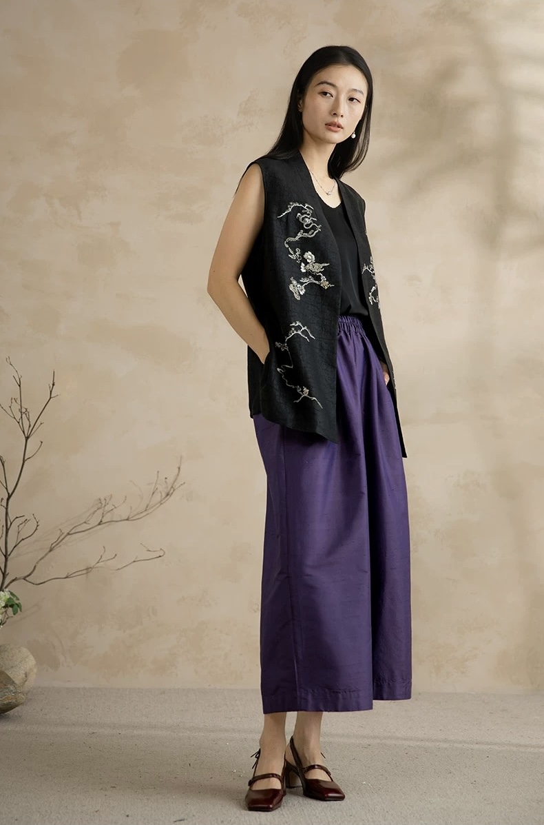 “High-Quality Women’s Suit with Tweezer Shorts and Velvet Accents for a Stylish Look” - 图片 6