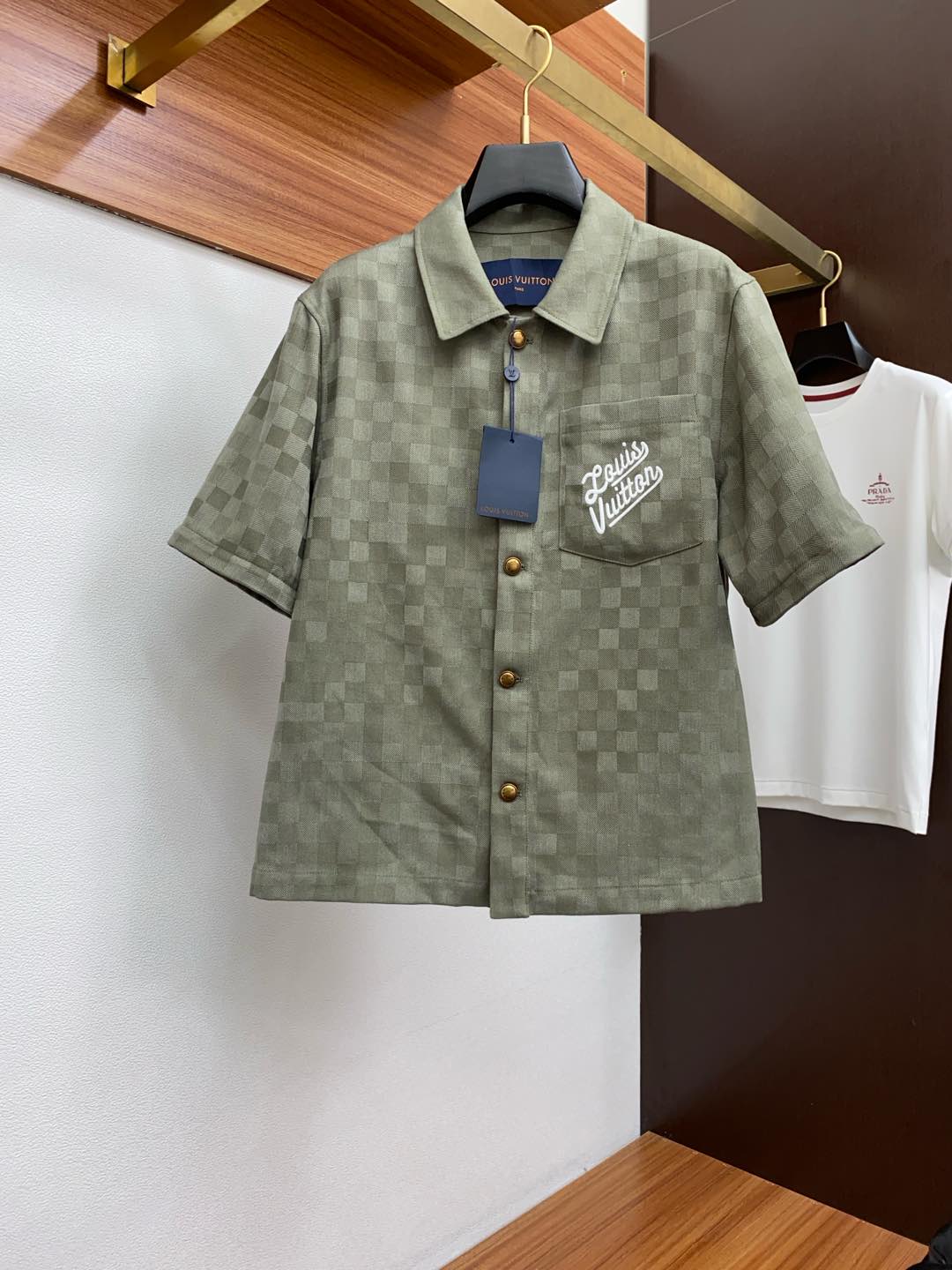 NO:122256,1v Louis Vuitton 25 new lapel jacket, fashionable and handsome, simple and versatile, customized original fabric, not only crisp, maintains the trendy silhouette, and is comfortable to wear, with more delicate yarn, M-3XL,, louis vuitton, jackets & coats, alexander wang198609091v路易威登 25新品翻领外套 时尚帅气,简约百搭款 定制原版面料 不仅挺括 保持潮流的廓形,又穿着舒适,纱织更细腻,码数M-3XL,,louis vuitton,jackets & coats,alexander wang,Men's clothing