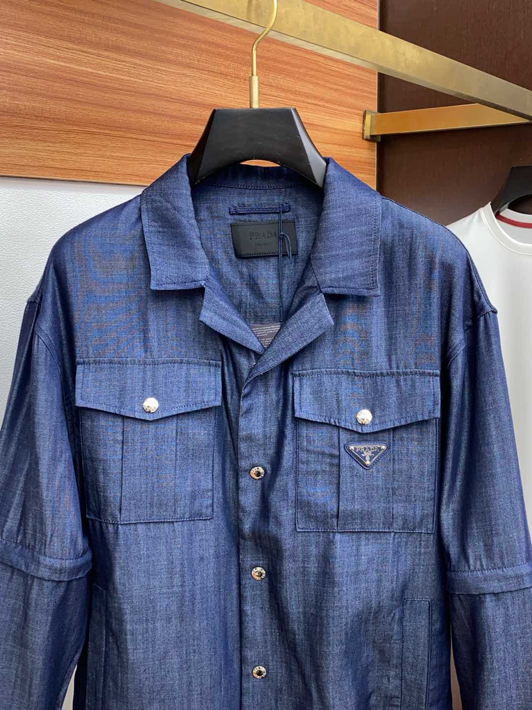  普拉达 25新品西装领外套 时尚帅气，简约百搭款 定制珠光原版面料 多口袋 手臂拉可链拆卸 顶级设计理