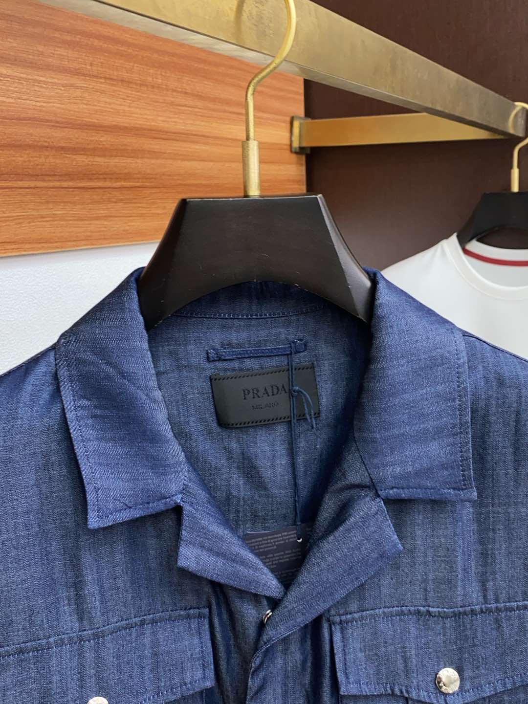  普拉达 25新品西装领外套 时尚帅气，简约百搭款 定制珠光原版面料 多口袋 手臂拉可链拆卸 顶级设计理