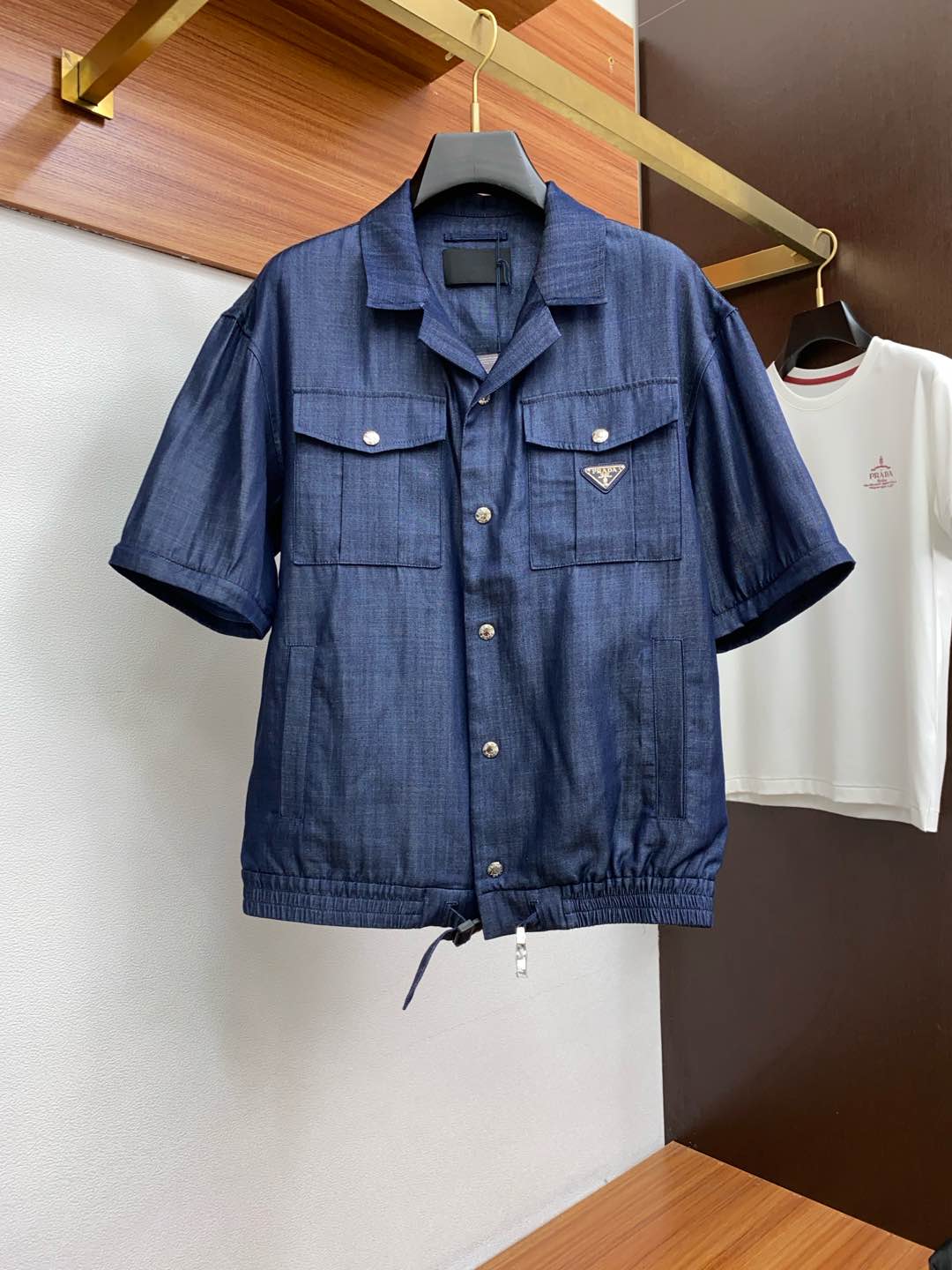  普拉达 25新品西装领外套 时尚帅气，简约百搭款 定制珠光原版面料 多口袋 手臂拉可链拆卸 顶级设计理