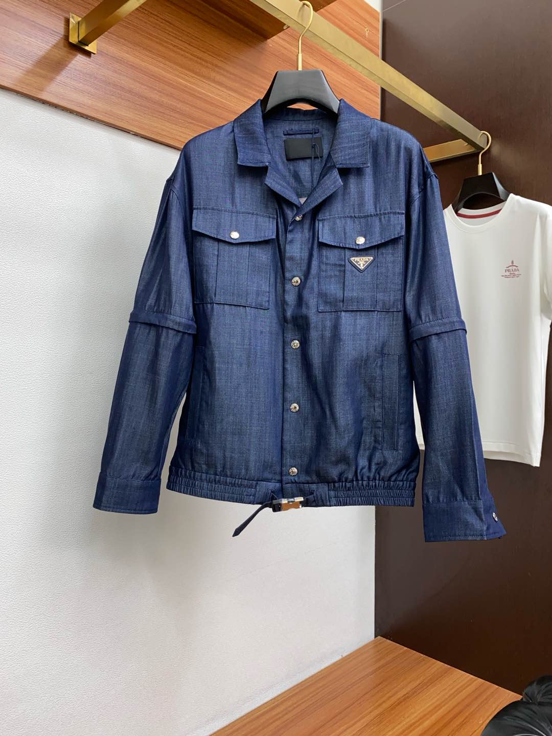  普拉达 25新品西装领外套 时尚帅气，简约百搭款 定制珠光原版面料 多口袋 手臂拉可链拆卸 顶级设计理