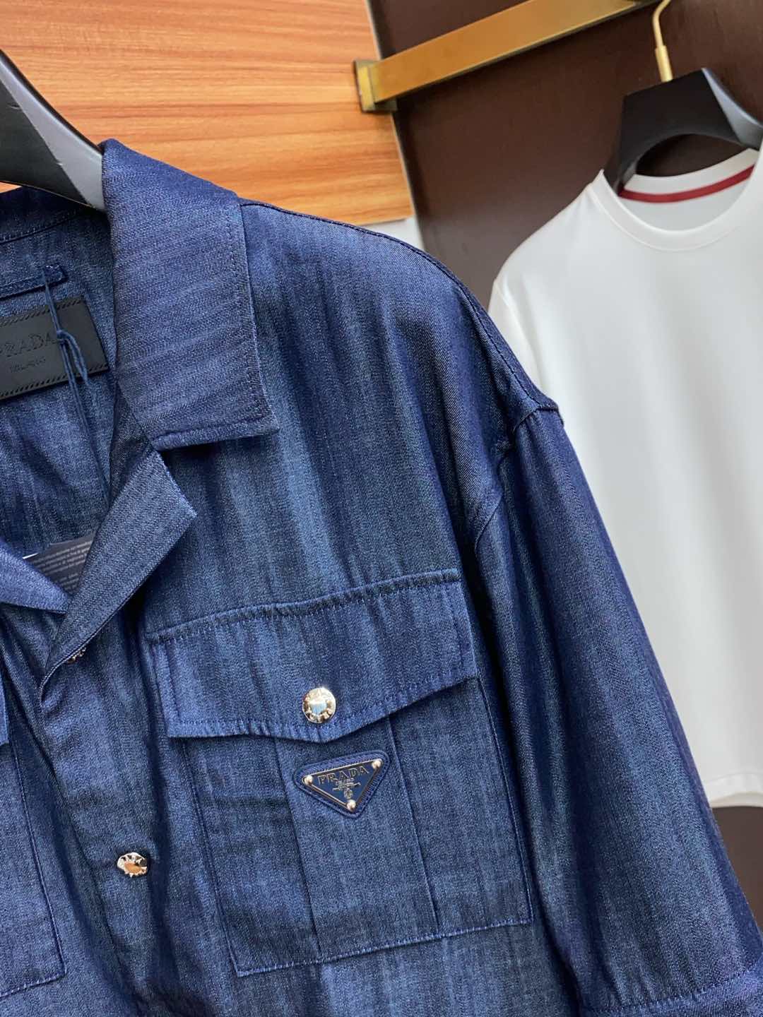  普拉达 25新品西装领外套 时尚帅气，简约百搭款 定制珠光原版面料 多口袋 手臂拉可链拆卸 顶级设计理
