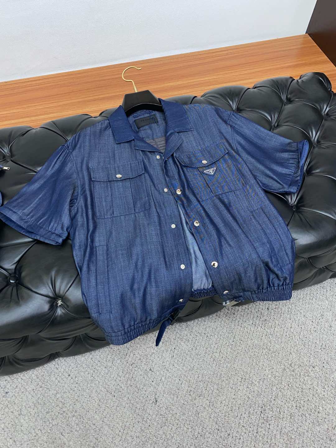  普拉达 25新品西装领外套 时尚帅气，简约百搭款 定制珠光原版面料 多口袋 手臂拉可链拆卸 顶级设计理