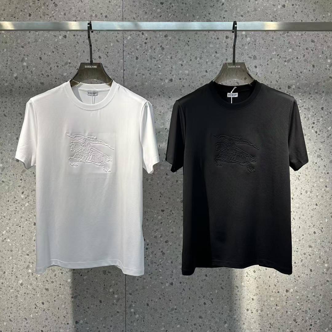 NO:452637,Burberry's new spring and summer new model in the first counter with the latest round neck short sleeves, high-end customization, avant-garde and fashionable design!  Brand logo heavy craft design, high-end customized 100 double-sided mercerated cotton fabric, soft feel, comfortable to wear, exquisite counter-level car line, fine workmanship, invincible and handsome upper body effect!  A must-have item for handsome men!  Code number M-3xL.., burberry, T-shirt, alexander wang19860909巴宝莉 2025春夏新款首发专柜最新款圆领短袖 高端订制 设计前卫时尚！品牌logo重工艺设计 高端定制100支双面丝光棉面料.手感柔软.穿着舒适.专柜级别精致车线.做工精细.上身效果无敌帅气！型男必备单品！码数M-3xL..,,burberry,T-shirt,alexander wang,Men's clothing