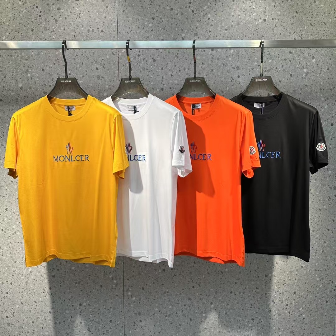 NO:444855,The new spring and summer 2025 new spring and summer style first launch counter latest round neck short sleeves, high-end customization, avant-garde and fashionable design!  Brand logo heavy craft design, high-end customized 100 double-sided mercerated cotton fabric, soft feel, comfortable to wear, exquisite counter-level car line, fine workmanship, invincible and handsome upper body effect!  A must-have item for handsome men!  Code number M-3xL, Moncler, T-shirt, alexander wang19860909蒙口 2025春夏新款首发专柜最新款圆领短袖 高端订制 设计前卫时尚！品牌logo重工艺设计 高端定制100支双面丝光棉面料.手感柔软.穿着舒适.专柜级别精致车线.做工精细.上身效果无敌帅气！型男必备单品！码数M-3xL,,Moncler,T-shirt,alexander wang,Men's clothing