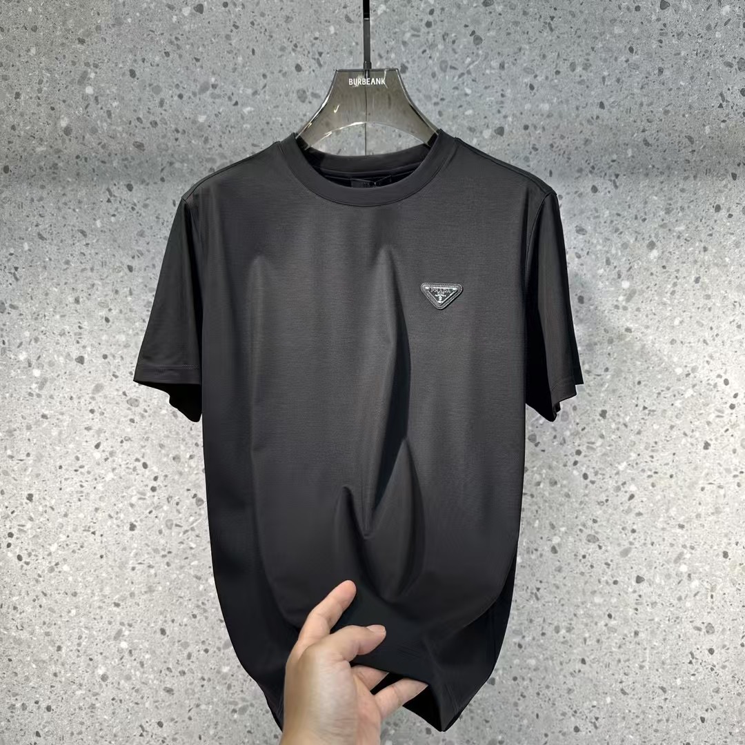 NO:444864,Prada 2025 spring and summer new styles are the latest round neck short sleeves in the counter, high-end customization, avant-garde and fashionable design!  Brand logo heavy craft design, high-end customized 100 double-sided mercerated cotton fabric, soft feel, comfortable to wear, exquisite counter-level car line, fine workmanship, invincible and handsome upper body effect!  A must-have item for handsome men!  Code number M-3xL, prada, T-shirt, alexander wang19860909普拉达 2025春夏新款首发专柜最新款圆领短袖 高端订制 设计前卫时尚！品牌logo重工艺设计 高端定制100支双面丝光棉面料.手感柔软.穿着舒适.专柜级别精致车线.做工精细.上身效果无敌帅气！型男必备单品！码数M-3xL,,prada,T-shirt,alexander wang,Men's clothing