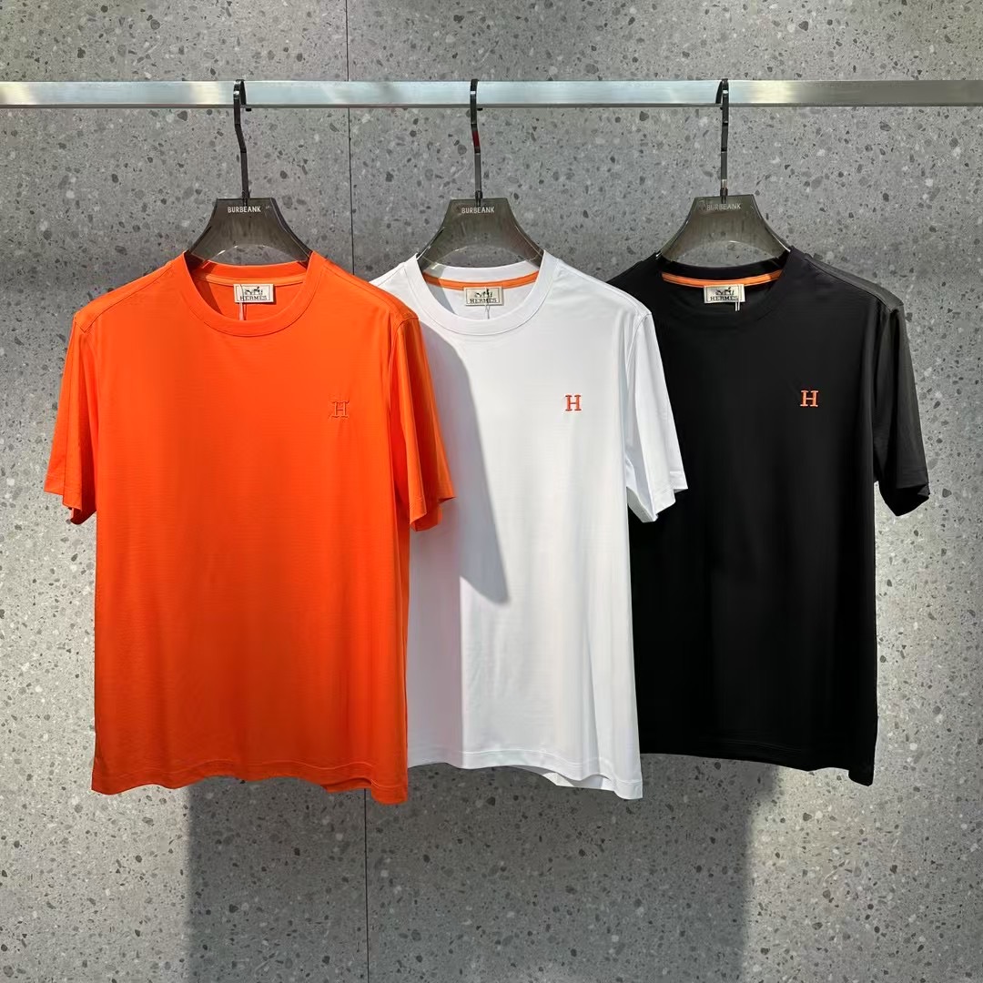 NO:444873,Hermes 2025 spring and summer new styles are launched in the counter with the latest round neck short sleeves, high-end customization, avant-garde and fashionable design!  Brand logo heavy craft design, high-end customized 100 double-sided mercerated cotton fabric, soft feel, comfortable to wear, exquisite counter-level car line, fine workmanship, invincible and handsome upper body effect!  A must-have item for handsome men!  Code number M-3xL, hermes, T-shirt, alexander wang19860909爱马仕 2025春夏新款首发专柜最新款圆领短袖 高端订制 设计前卫时尚！品牌logo重工艺设计 高端定制100支双面丝光棉面料.手感柔软.穿着舒适.专柜级别精致车线.做工精细.上身效果无敌帅气！型男必备单品！码数M-3xL,,hermes,T-shirt,alexander wang,Men's clothing