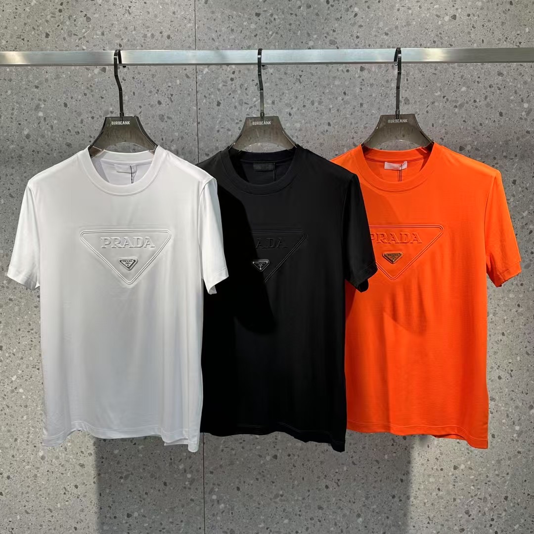 NO:452642,Prada 2025 spring and summer new styles are the latest round neck short sleeves in the counter, high-end customization, avant-garde and fashionable design!  Brand logo heavy craft design, high-end customized 100 double-sided mercerated cotton fabric, soft feel, comfortable to wear, exquisite counter-level car line, fine workmanship, invincible and handsome upper body effect!  A must-have item for handsome men!  Code number M-3xL..., prada, T-shirt, alexander wang19860909普拉达 2025春夏新款首发专柜最新款圆领短袖 高端订制 设计前卫时尚！品牌logo重工艺设计 高端定制100支双面丝光棉面料.手感柔软.穿着舒适.专柜级别精致车线.做工精细.上身效果无敌帅气！型男必备单品！码数M-3xL..,,prada,T-shirt,alexander wang,Men's clothing