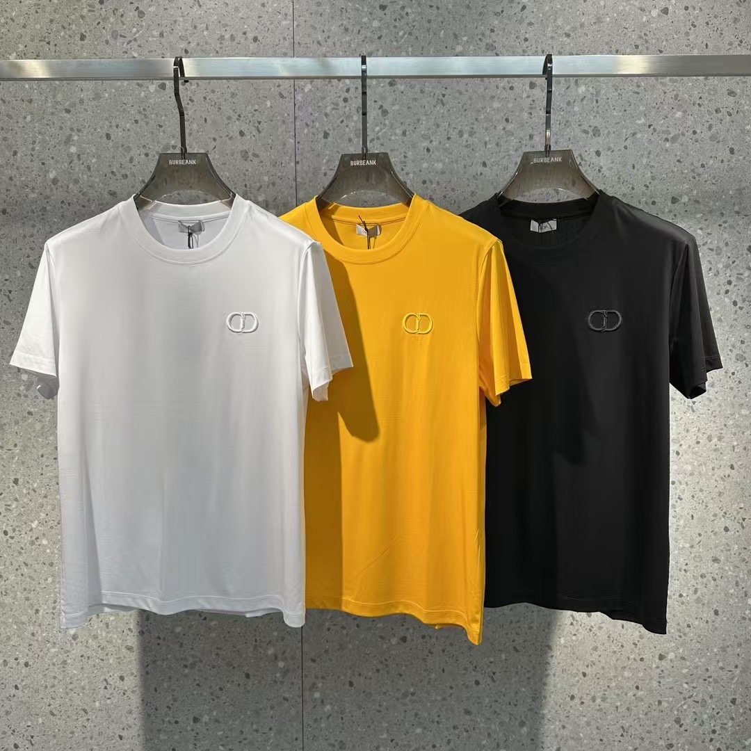 NO:452647,Dior 2025 spring and summer new model first launch counter latest round neck short sleeves, high-end customization, avant-garde and fashionable design!  Brand logo heavy craft design, high-end customized 100 double-sided mercerated cotton fabric, soft feel, comfortable to wear, exquisite counter-level car line, fine workmanship, invincible and handsome upper body effect!  A must-have item for handsome men!  Code number M-3xL..,dior,T-shirt,alexander wang19860909迪奥 2025春夏新款首发专柜最新款圆领短袖 高端订制 设计前卫时尚！品牌logo重工艺设计 高端定制100支双面丝光棉面料.手感柔软.穿着舒适.专柜级别精致车线.做工精细.上身效果无敌帅气！型男必备单品！码数M-3xL..,,dior,T-shirt,alexander wang,Men's clothing