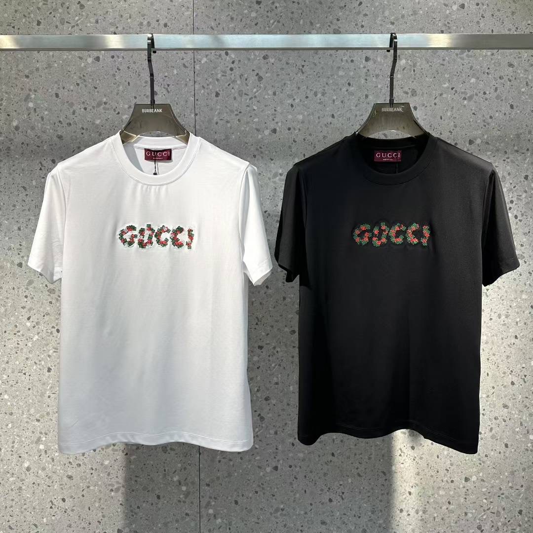 NO:444891,Guqi 2025 spring and summer new styles are the latest round neck short sleeves in the counter, high-end customization, avant-garde and fashionable design!  Brand logo heavy craft design, high-end customized 100 double-sided mercerated cotton fabric, soft feel, comfortable to wear, exquisite counter-level car line, fine workmanship, invincible and handsome upper body effect!  A must-have item for handsome men!  Code number M-3xL, T-shirt, alexander wang19860909古奇 2025春夏新款首发专柜最新款圆领短袖 高端订制 设计前卫时尚！品牌logo重工艺设计 高端定制100支双面丝光棉面料.手感柔软.穿着舒适.专柜级别精致车线.做工精细.上身效果无敌帅气！型男必备单品！码数M-3xL,,T-shirt,alexander wang,Men's clothing