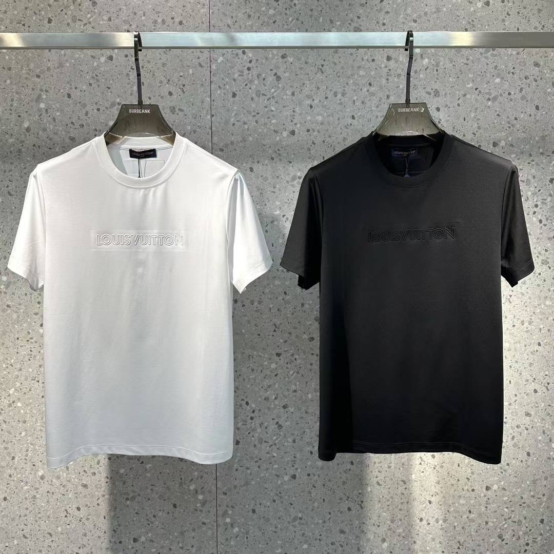 NO:444899,1v Louis Vuitton 2025 spring and summer new model first launch counter latest round neck short sleeves, high-end customization, avant-garde and fashionable design!  Brand logo heavy craft design, high-end customized 100 double-sided mercerated cotton fabric, soft feel, comfortable to wear, exquisite counter-level car line, fine workmanship, invincible and handsome upper body effect!  A must-have item for handsome men!  Code number M-3xL, louis vuitton, T-shirt, alexander wang198609091v 路易威登 2025春夏新款首发专柜最新款圆领短袖 高端订制 设计前卫时尚！品牌logo重工艺设计 高端定制100支双面丝光棉面料.手感柔软.穿着舒适.专柜级别精致车线.做工精细.上身效果无敌帅气！型男必备单品！码数M-3xL,,louis vuitton,T-shirt,alexander wang,Men's clothing