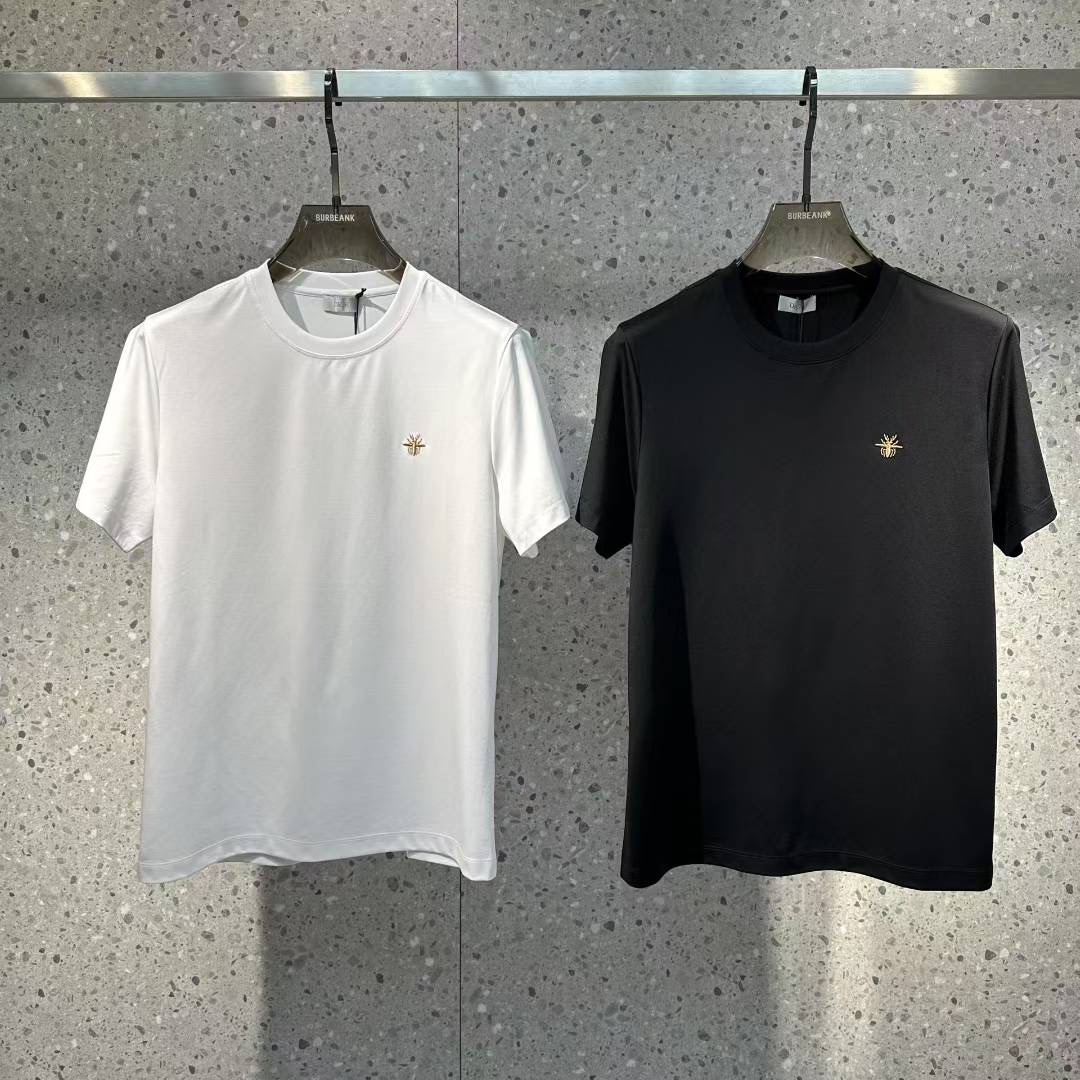 NO:452674,Dior 2025 spring and summer new model first launch counter latest round neck short sleeves, high-end customization, avant-garde and fashionable design!  Brand logo heavy craft design, high-end customized 100 double-sided mercerated cotton fabric, soft feel, comfortable to wear, exquisite counter-level car line, fine workmanship, invincible and handsome upper body effect!  A must-have item for handsome men!  Code number M-3xL..,dior,T-shirt,alexander wang19860909迪奥 2025春夏新款首发专柜最新款圆领短袖 高端订制 设计前卫时尚！品牌logo重工艺设计 高端定制100支双面丝光棉面料.手感柔软.穿着舒适.专柜级别精致车线.做工精细.上身效果无敌帅气！型男必备单品！码数M-3xL..,,dior,T-shirt,alexander wang,Men's clothing