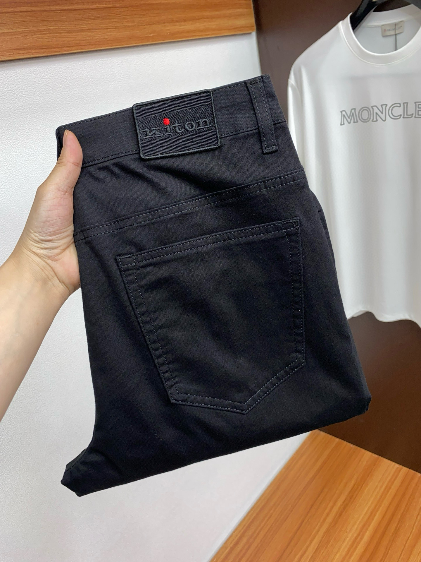 Title: Kiton 2025 P650 Bag Customization Summary Summary: Kiton 2025 offers custom leisure pants bags with high-quality materials and fine craftsmanship for top-tier fashion.