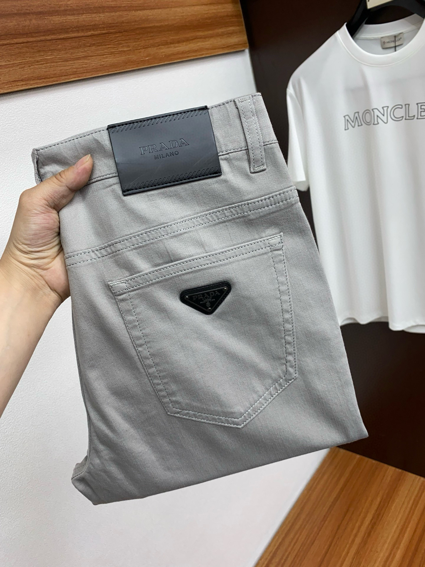 “Prada 2025 High-End Dresser: Urban, Clean-Cut, Top-Heavy Gold Business & Leisure Fashioners – Size 30-38” - 图片 1
