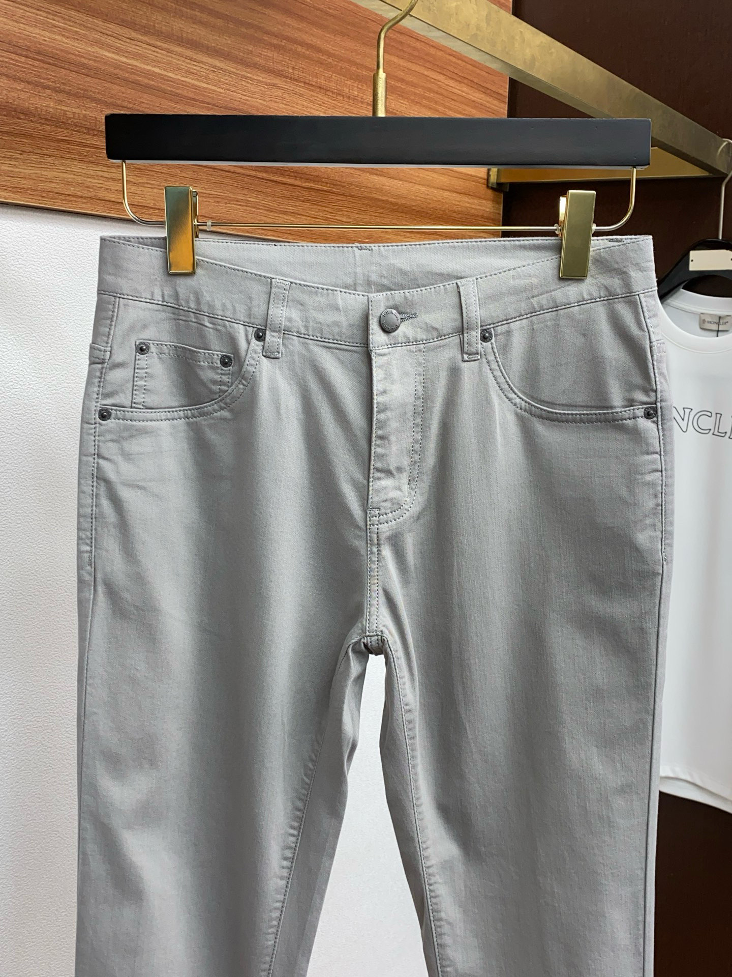 “Prada 2025 High-End Dresser: Urban, Clean-Cut, Top-Heavy Gold Business & Leisure Fashioners – Size 30-38” - 图片 3