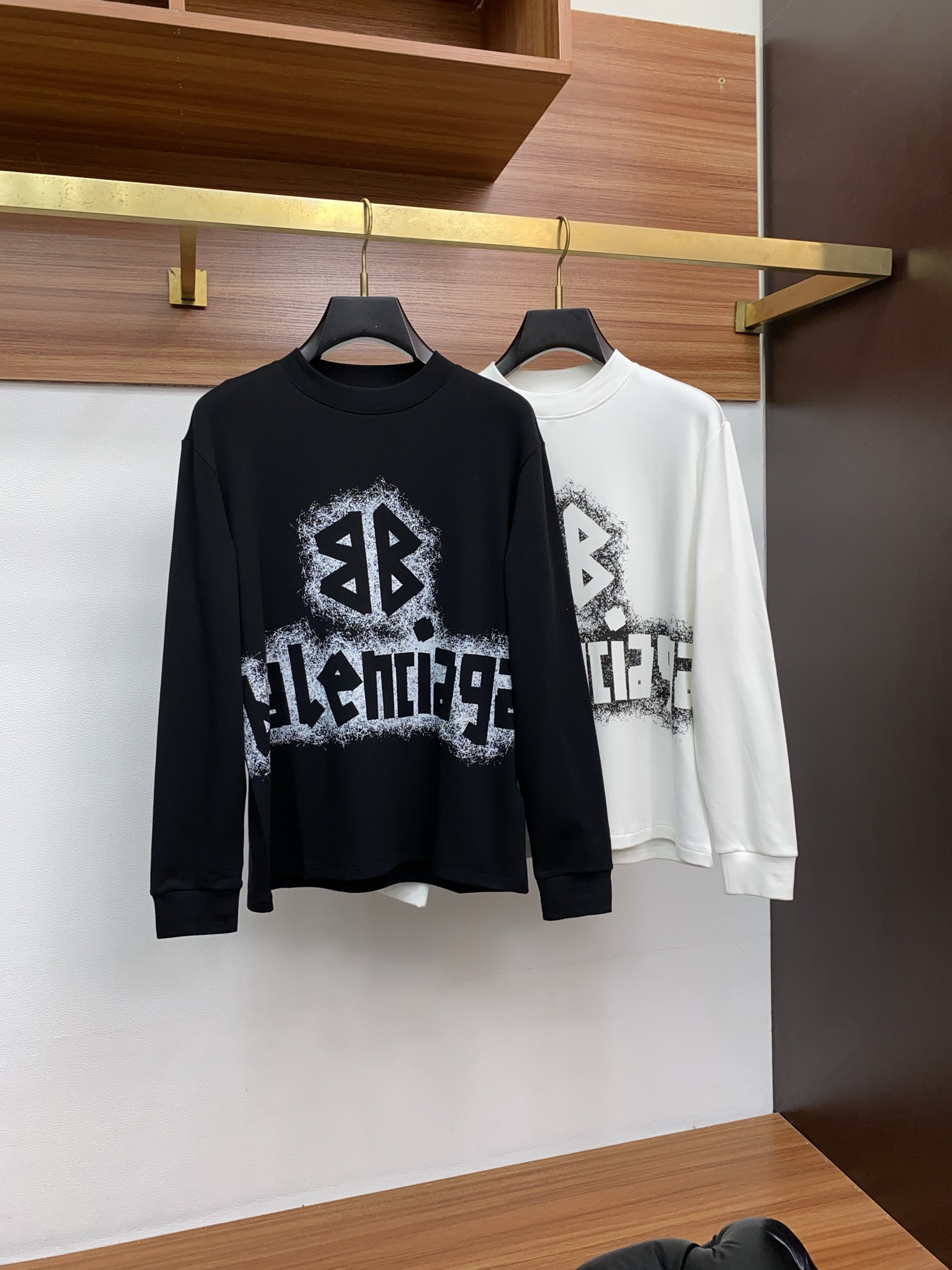 巴黎世家 25ss秋季 新品 新款贸易订单圆领长袖打底衫长袖T恤网红款！上身舒适透气，不僵硬，整体有着丰