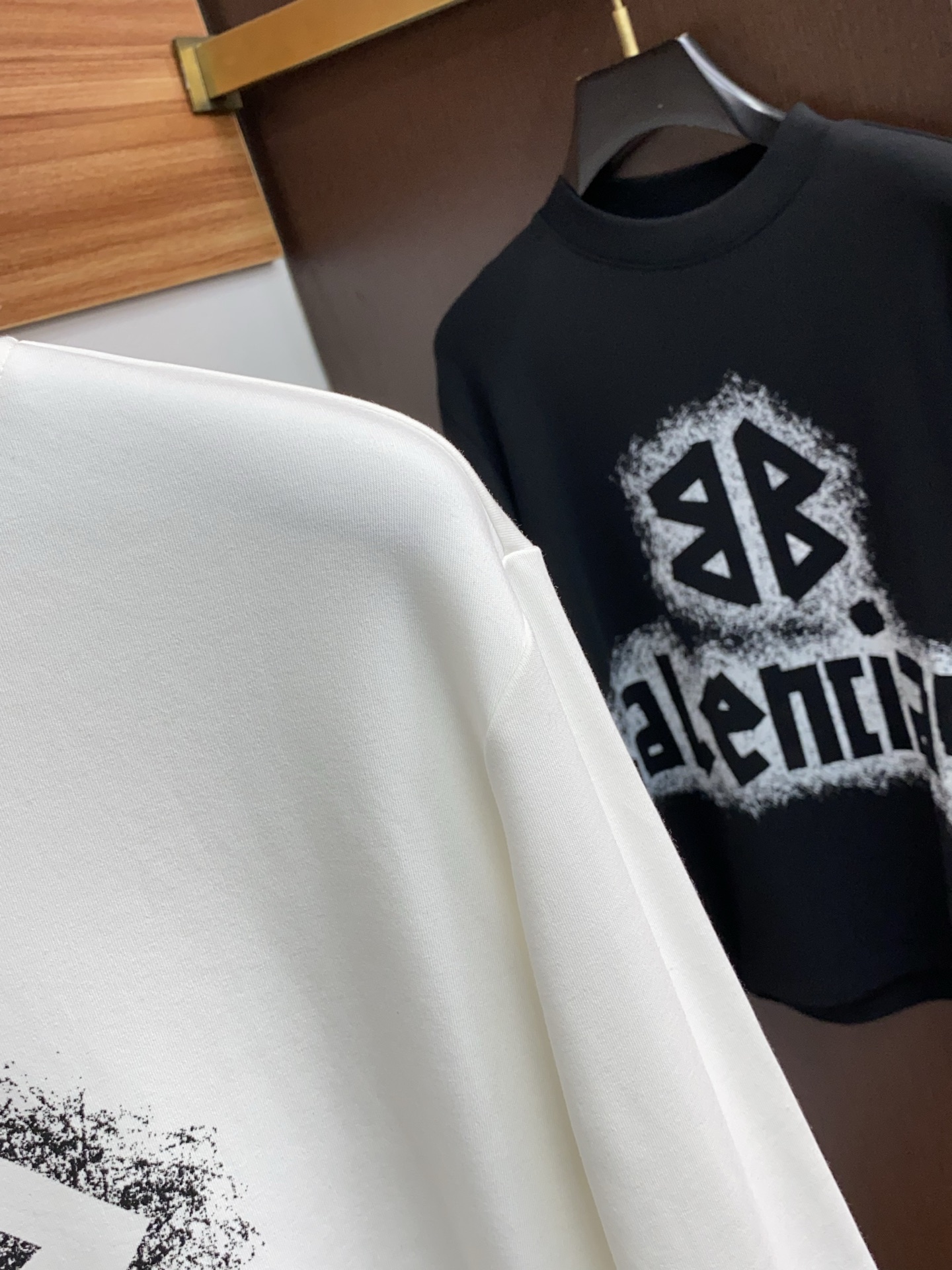 巴黎世家 25ss秋季 新品 新款贸易订单圆领长袖打底衫长袖T恤网红款！上身舒适透气，不僵硬，整体有着丰