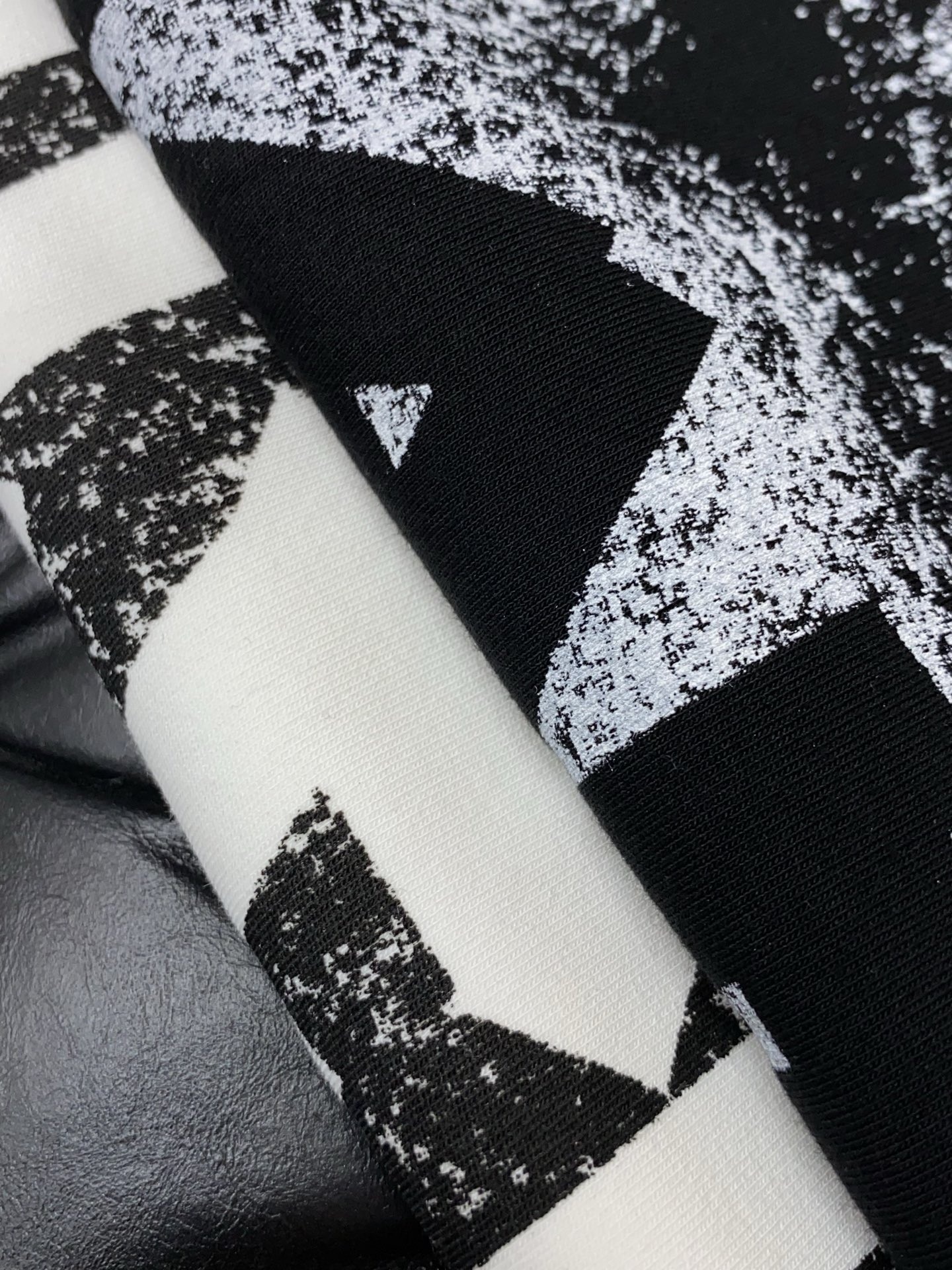 巴黎世家 25ss秋季 新品 新款贸易订单圆领长袖打底衫长袖T恤网红款！上身舒适透气，不僵硬，整体有着丰