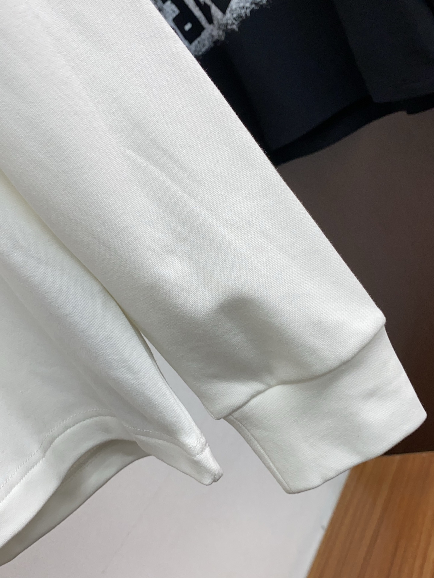 巴黎世家 25ss秋季 新品 新款贸易订单圆领长袖打底衫长袖T恤网红款！上身舒适透气，不僵硬，整体有着丰