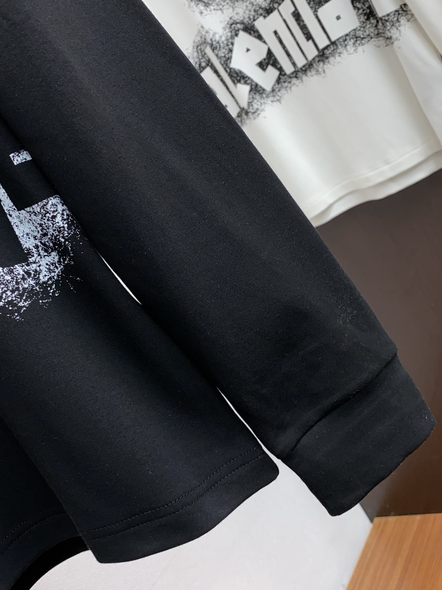 巴黎世家 25ss秋季 新品 新款贸易订单圆领长袖打底衫长袖T恤网红款！上身舒适透气，不僵硬，整体有着丰