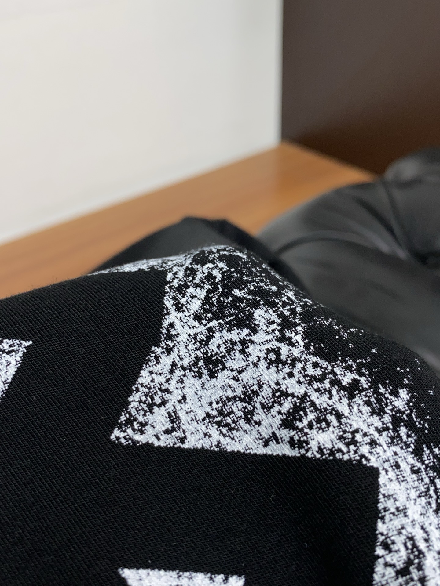 巴黎世家 25ss秋季 新品 新款贸易订单圆领长袖打底衫长袖T恤网红款！上身舒适透气，不僵硬，整体有着丰