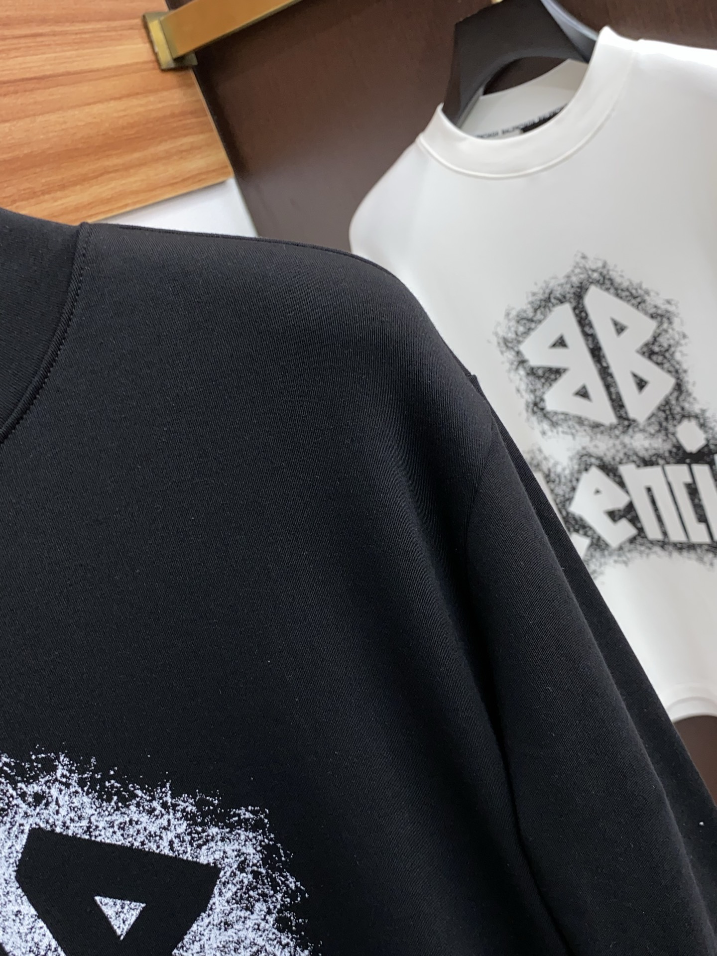 巴黎世家 25ss秋季 新品 新款贸易订单圆领长袖打底衫长袖T恤网红款！上身舒适透气，不僵硬，整体有着丰