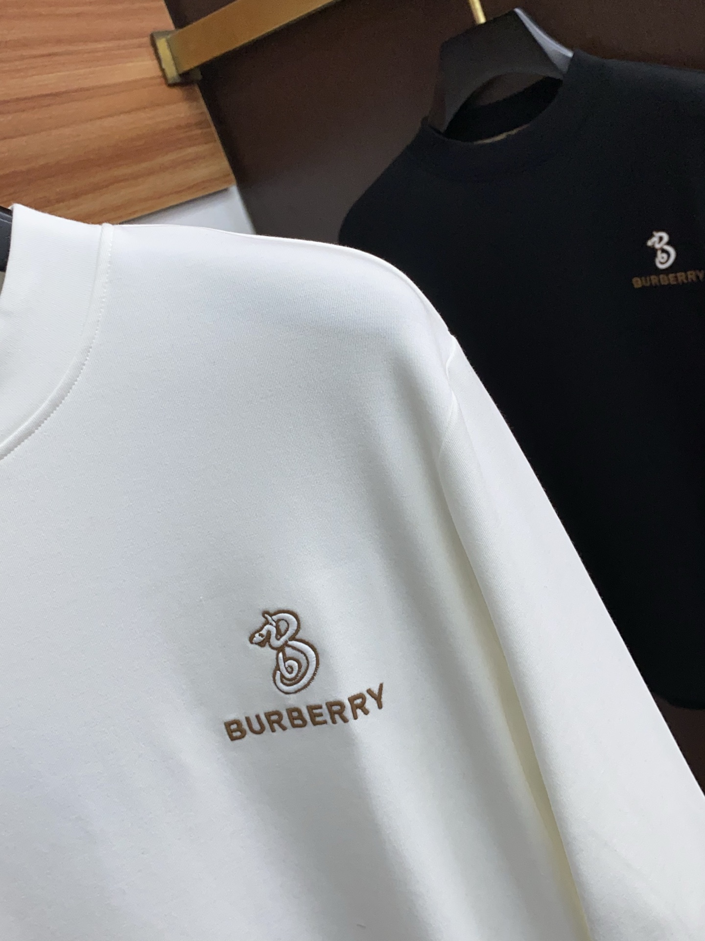 巴宝莉 25ss秋季 新品 新款贸易订单圆领长袖打底衫长袖T恤网红款！上身舒适透气，不僵硬，整体有着丰富