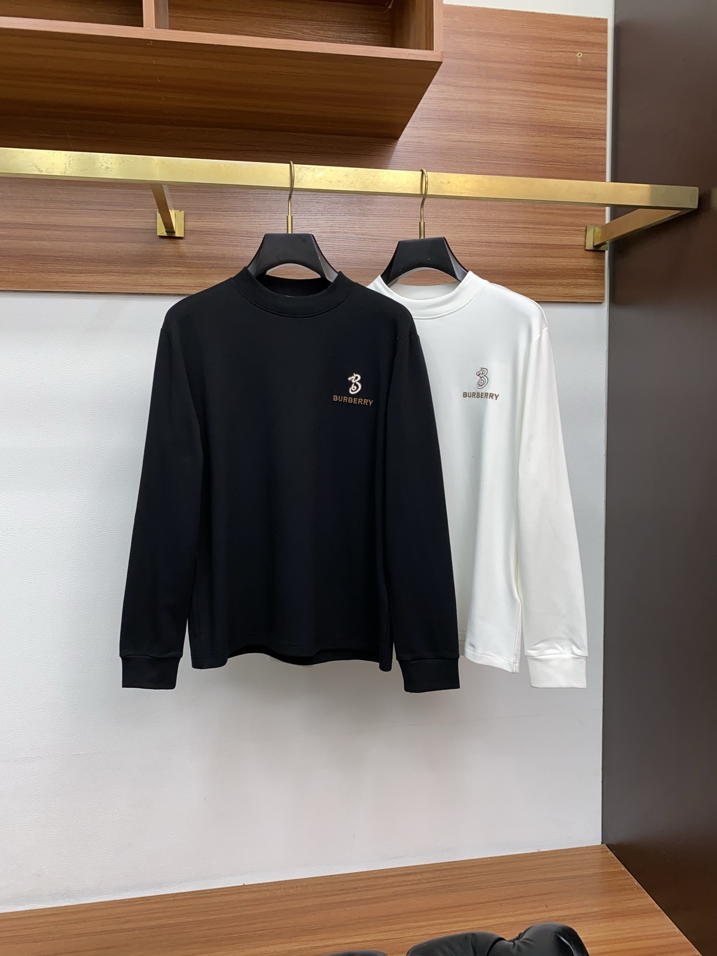 巴宝莉 25ss秋季 新品 新款贸易订单圆领长袖打底衫长袖T恤网红款！上身舒适透气，不僵硬，整体有着丰富