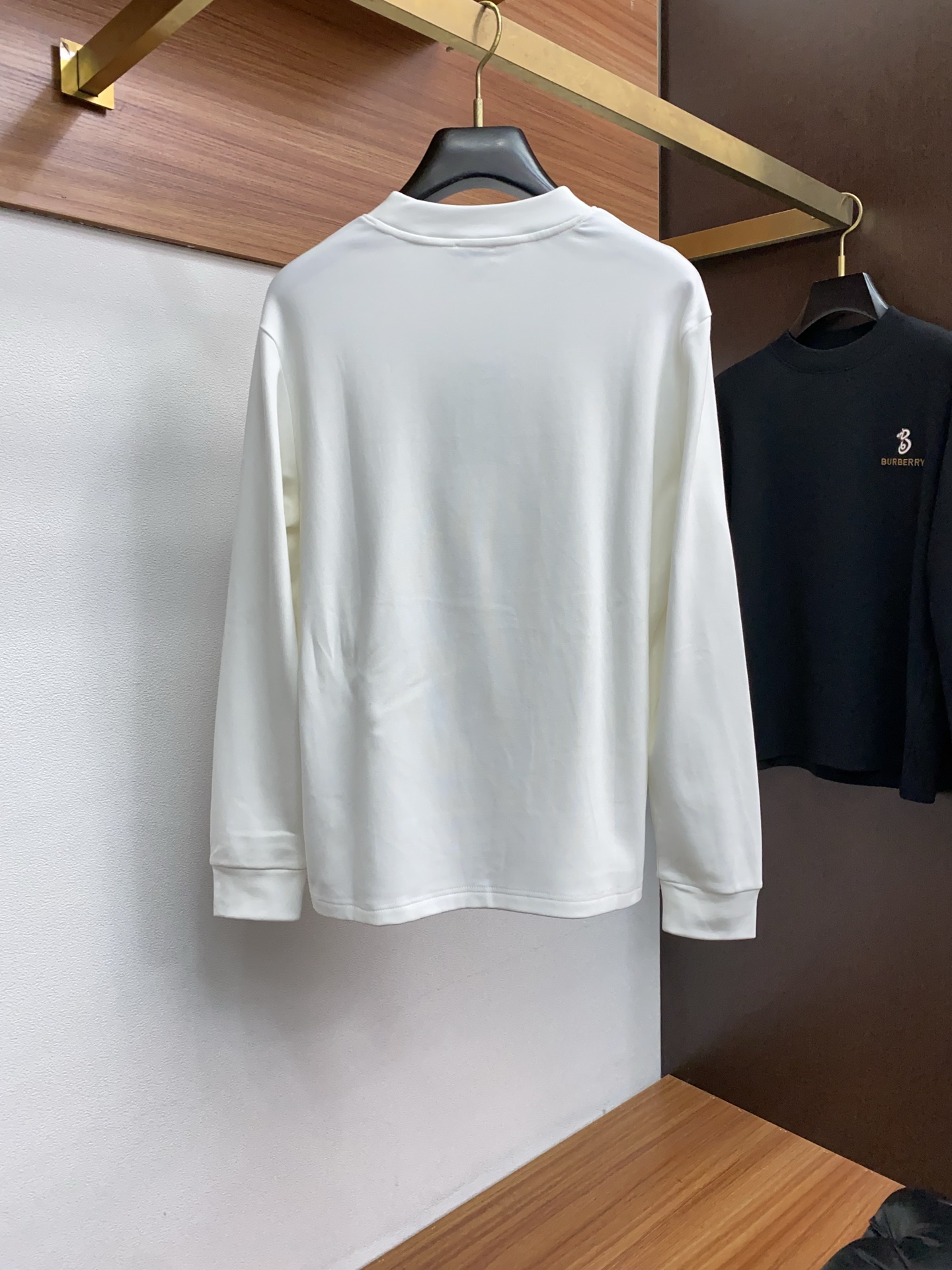 巴宝莉 25ss秋季 新品 新款贸易订单圆领长袖打底衫长袖T恤网红款！上身舒适透气，不僵硬，整体有着丰富