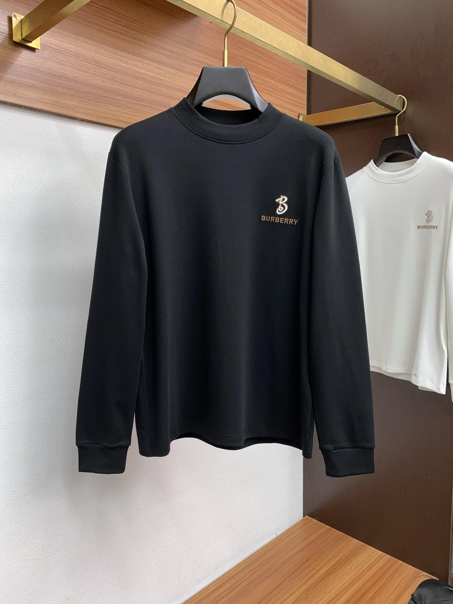 巴宝莉 25ss秋季 新品 新款贸易订单圆领长袖打底衫长袖T恤网红款！上身舒适透气，不僵硬，整体有着丰富