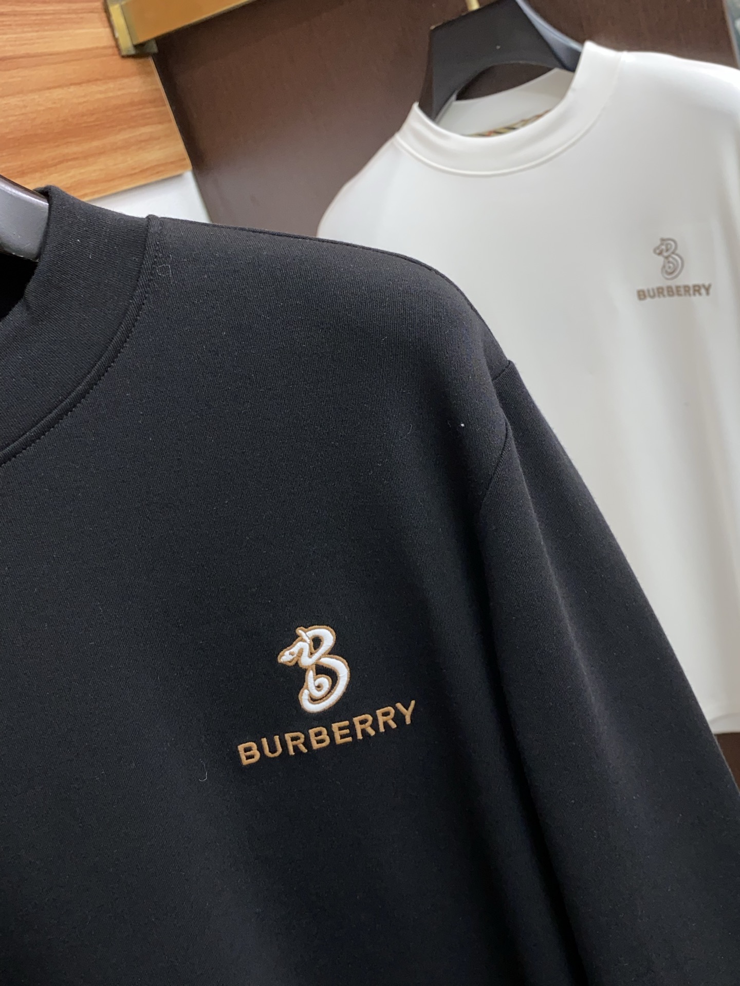 巴宝莉 25ss秋季 新品 新款贸易订单圆领长袖打底衫长袖T恤网红款！上身舒适透气，不僵硬，整体有着丰富