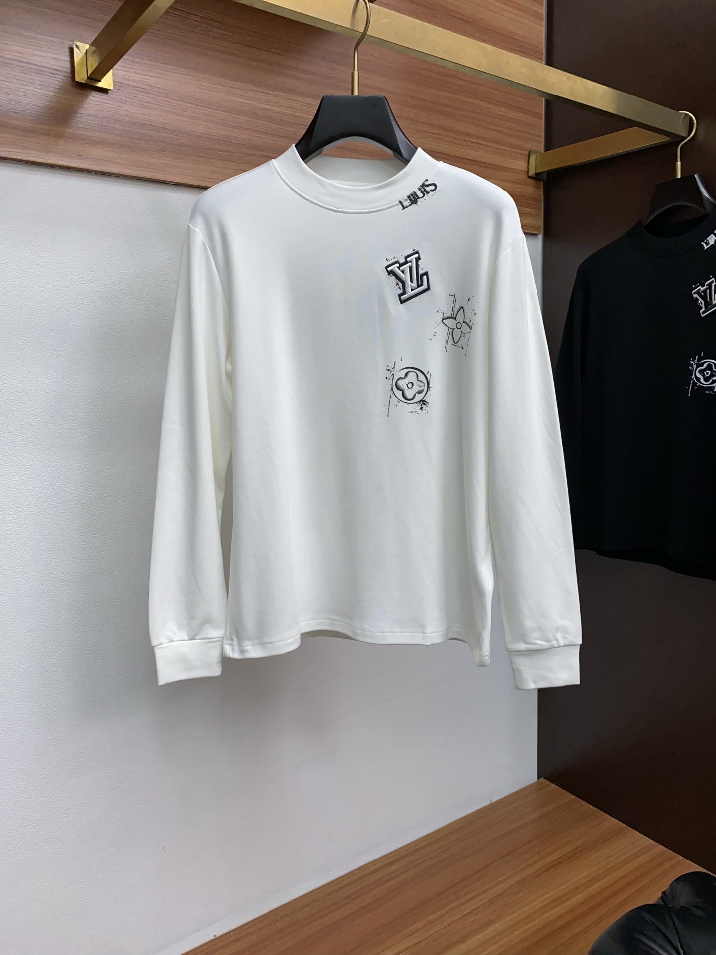 1v 路易威登 25ss秋季 新品 新款贸易订单圆领长袖打底衫长袖T恤网红款！上身舒适透气，不僵硬，整体