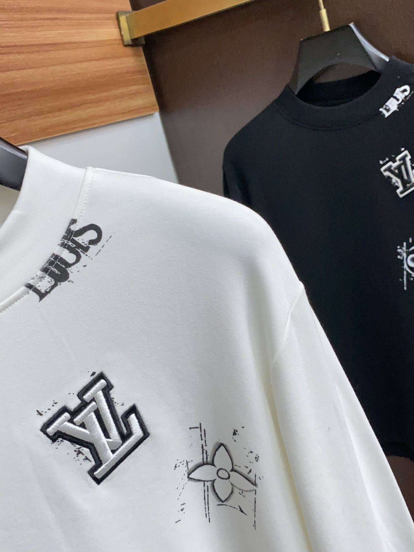 1v 路易威登 25ss秋季 新品 新款贸易订单圆领长袖打底衫长袖T恤网红款！上身舒适透气，不僵硬，整体