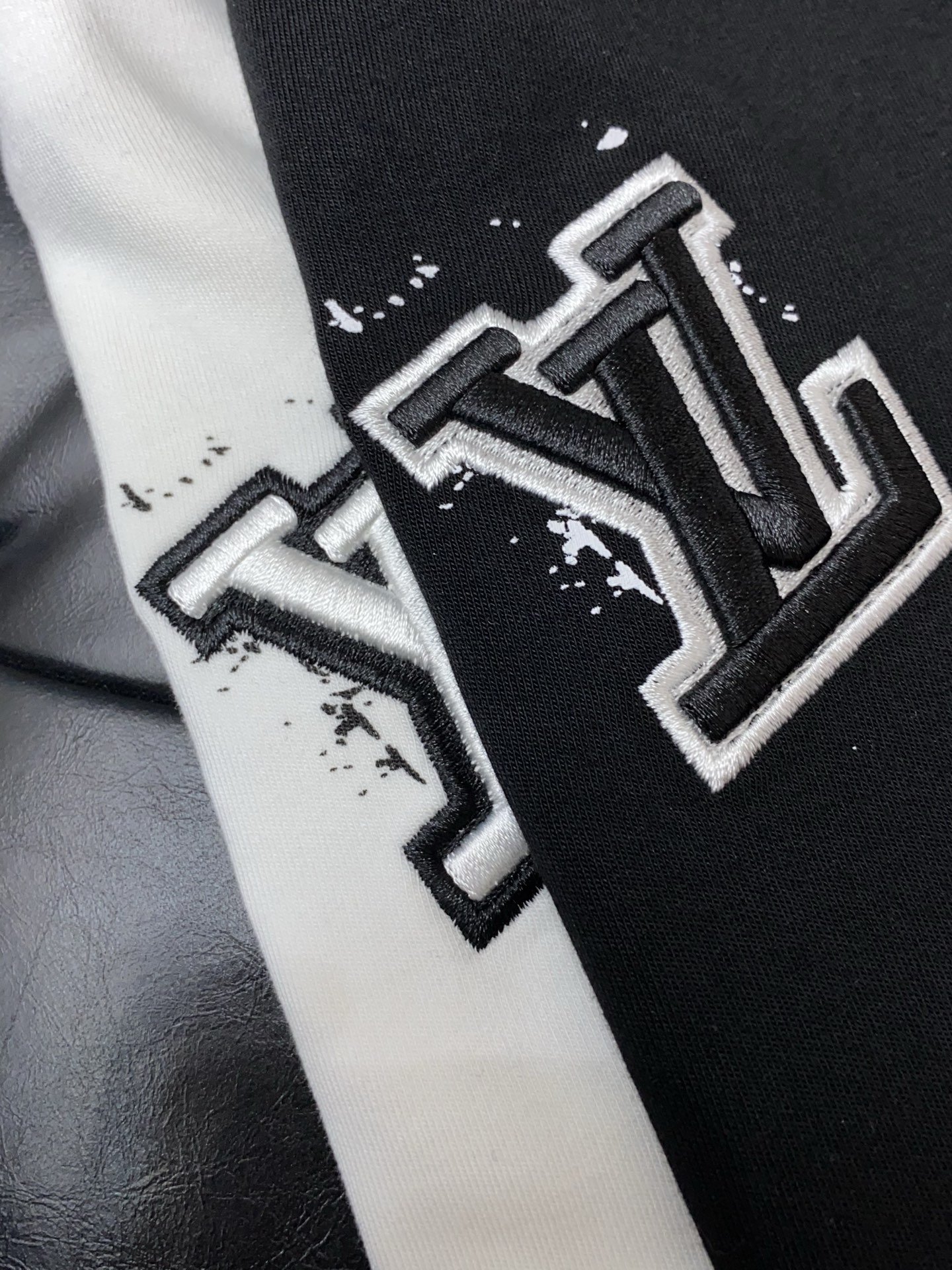 1v 路易威登 25ss秋季 新品 新款贸易订单圆领长袖打底衫长袖T恤网红款！上身舒适透气，不僵硬，整体