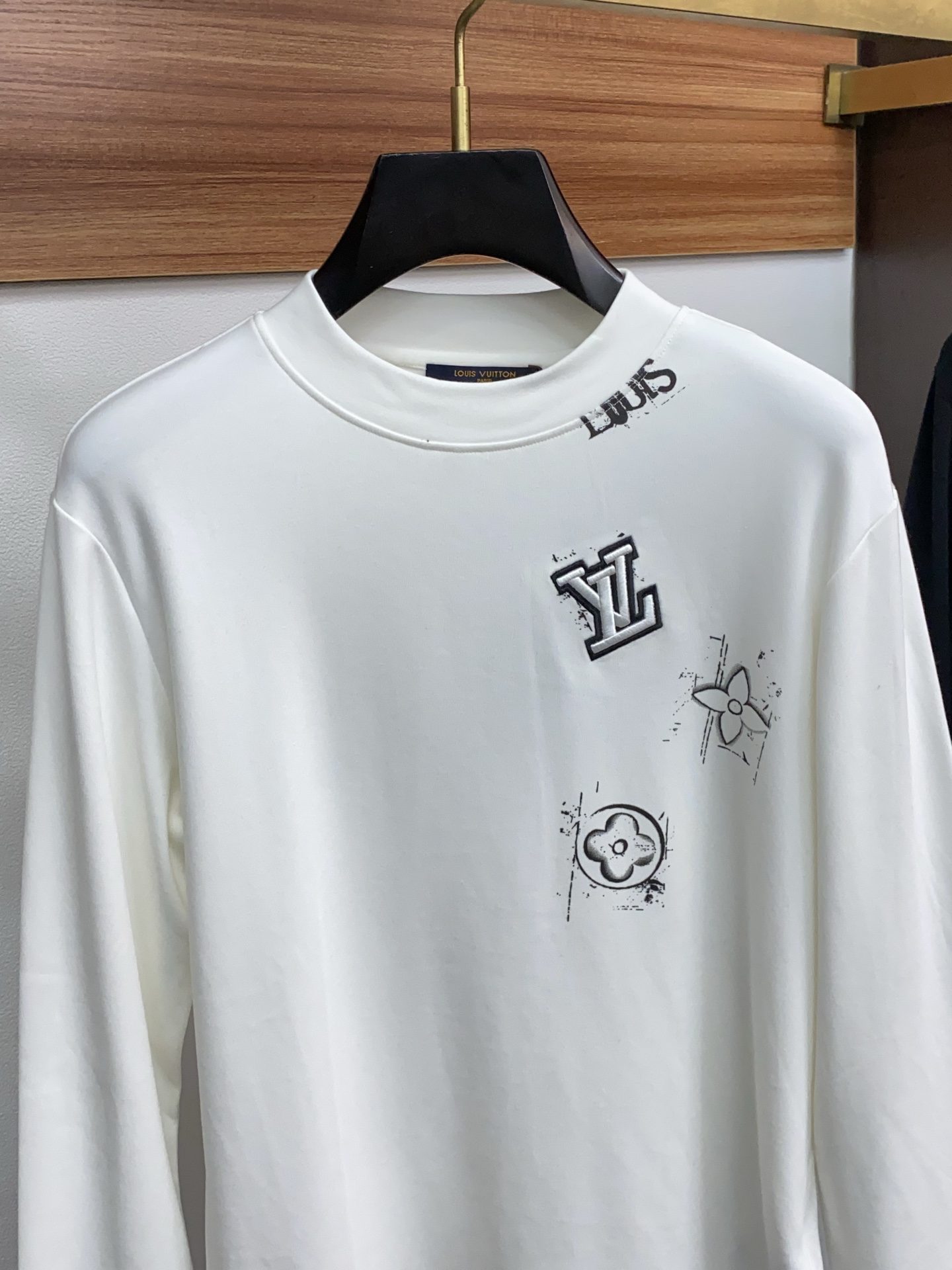 1v 路易威登 25ss秋季 新品 新款贸易订单圆领长袖打底衫长袖T恤网红款！上身舒适透气，不僵硬，整体