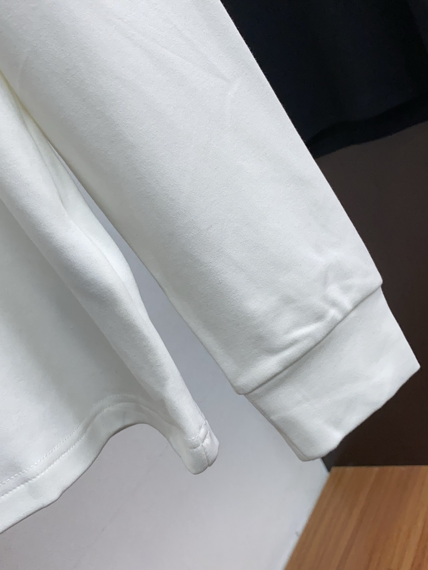 1v 路易威登 25ss秋季 新品 新款贸易订单圆领长袖打底衫长袖T恤网红款！上身舒适透气，不僵硬，整体