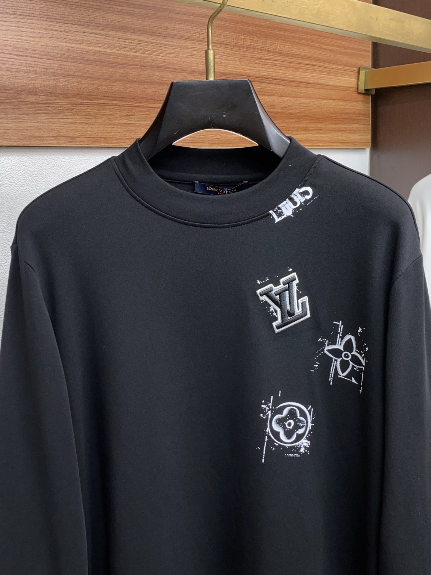 1v路易威登 25ss秋季 新品 新款贸易订单圆领长袖打底衫长袖T恤网红款！上身舒适透气，不僵硬，整体有
