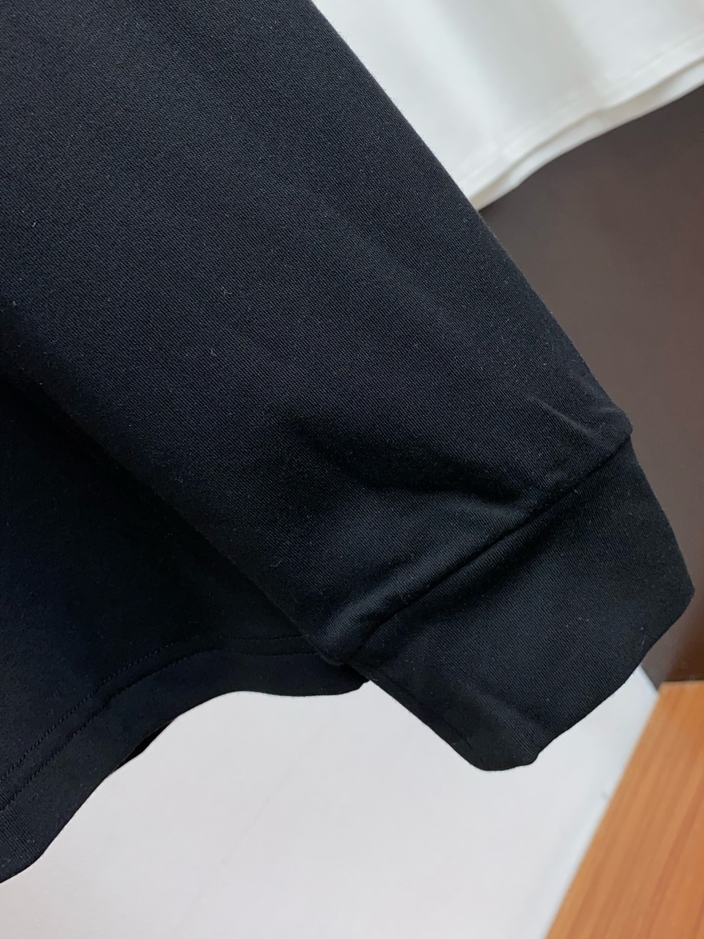 1v路易威登 25ss秋季 新品 新款贸易订单圆领长袖打底衫长袖T恤网红款！上身舒适透气，不僵硬，整体有